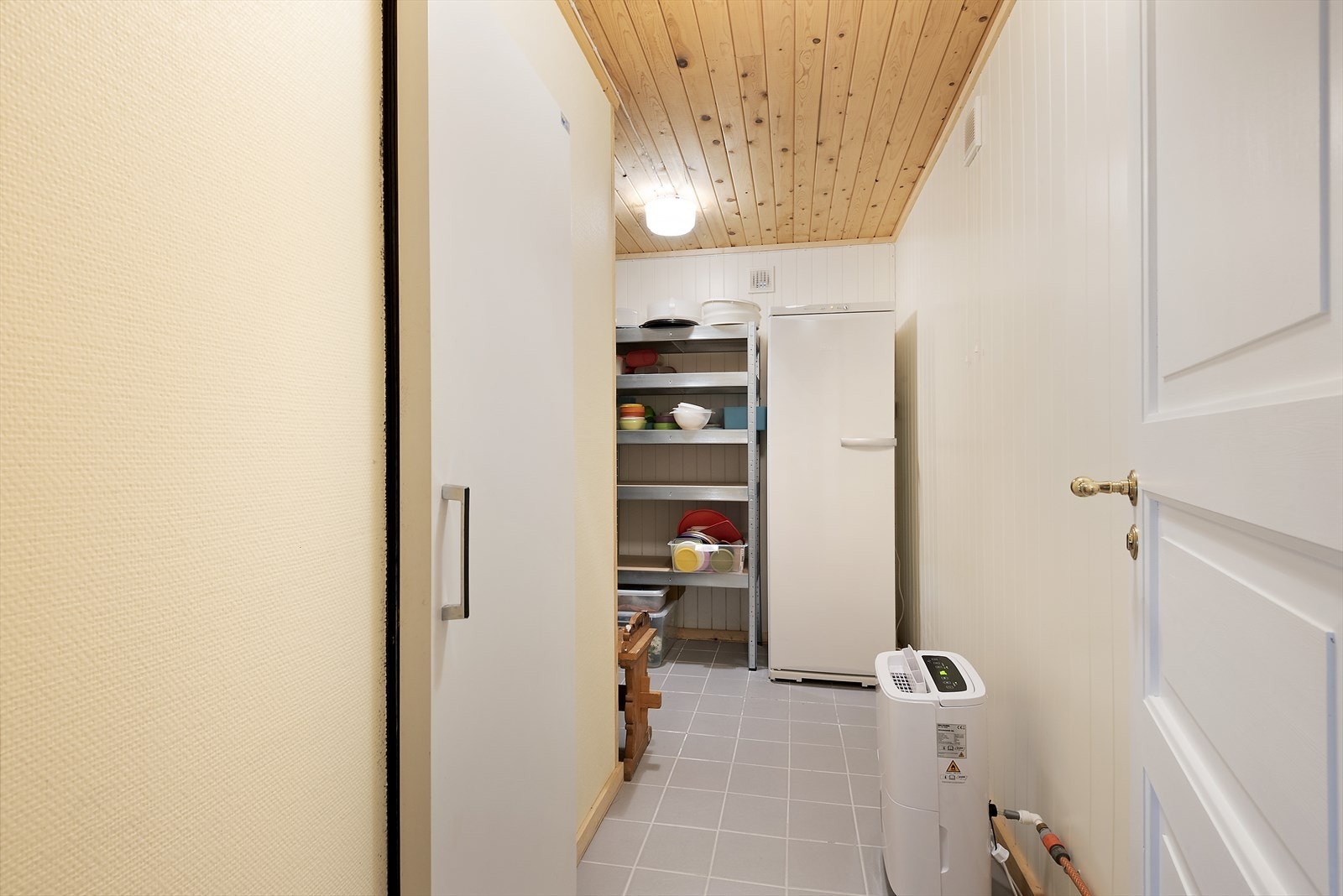 Bodrom i kjeller med dør til kjølerom. Galleribilde