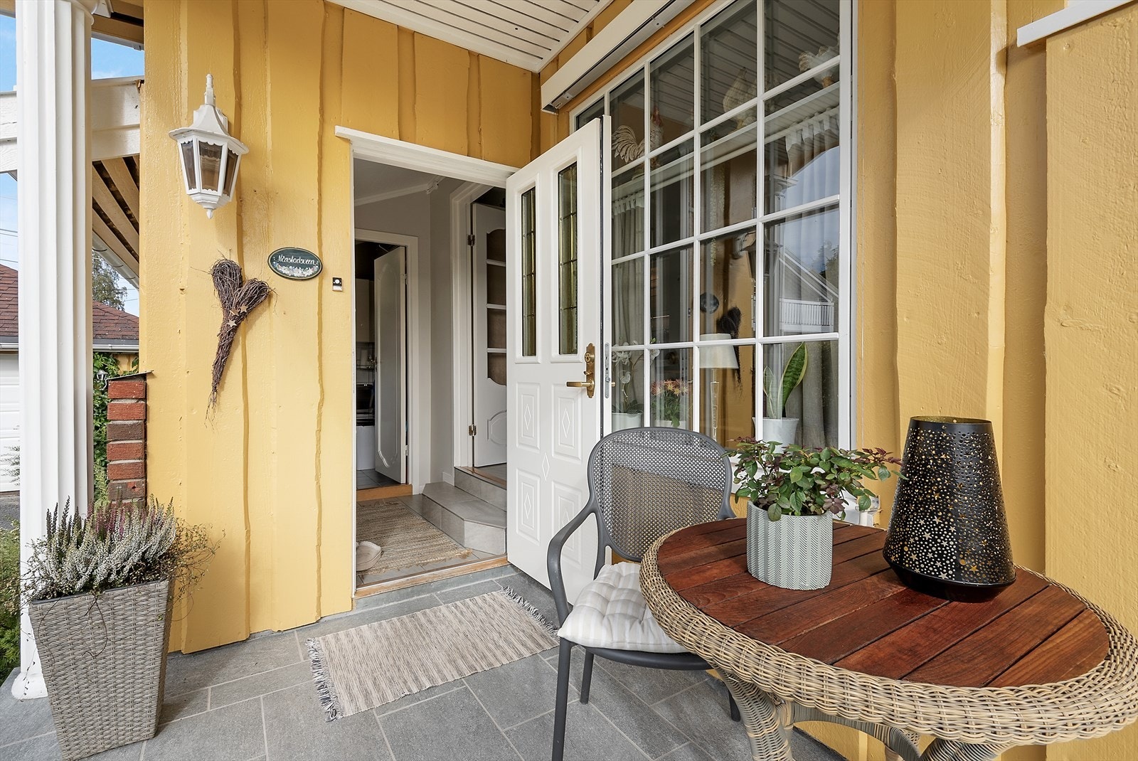 Hyggelig uteplass ved inngangspartiet. Galleribilde