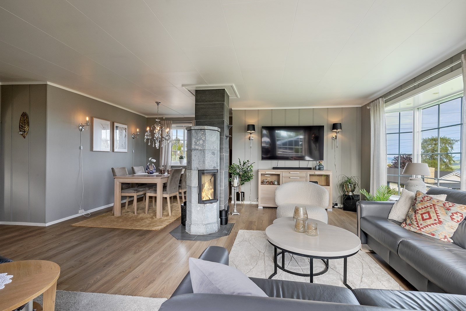 Stemningsfull peisovn i stuen. Galleribilde