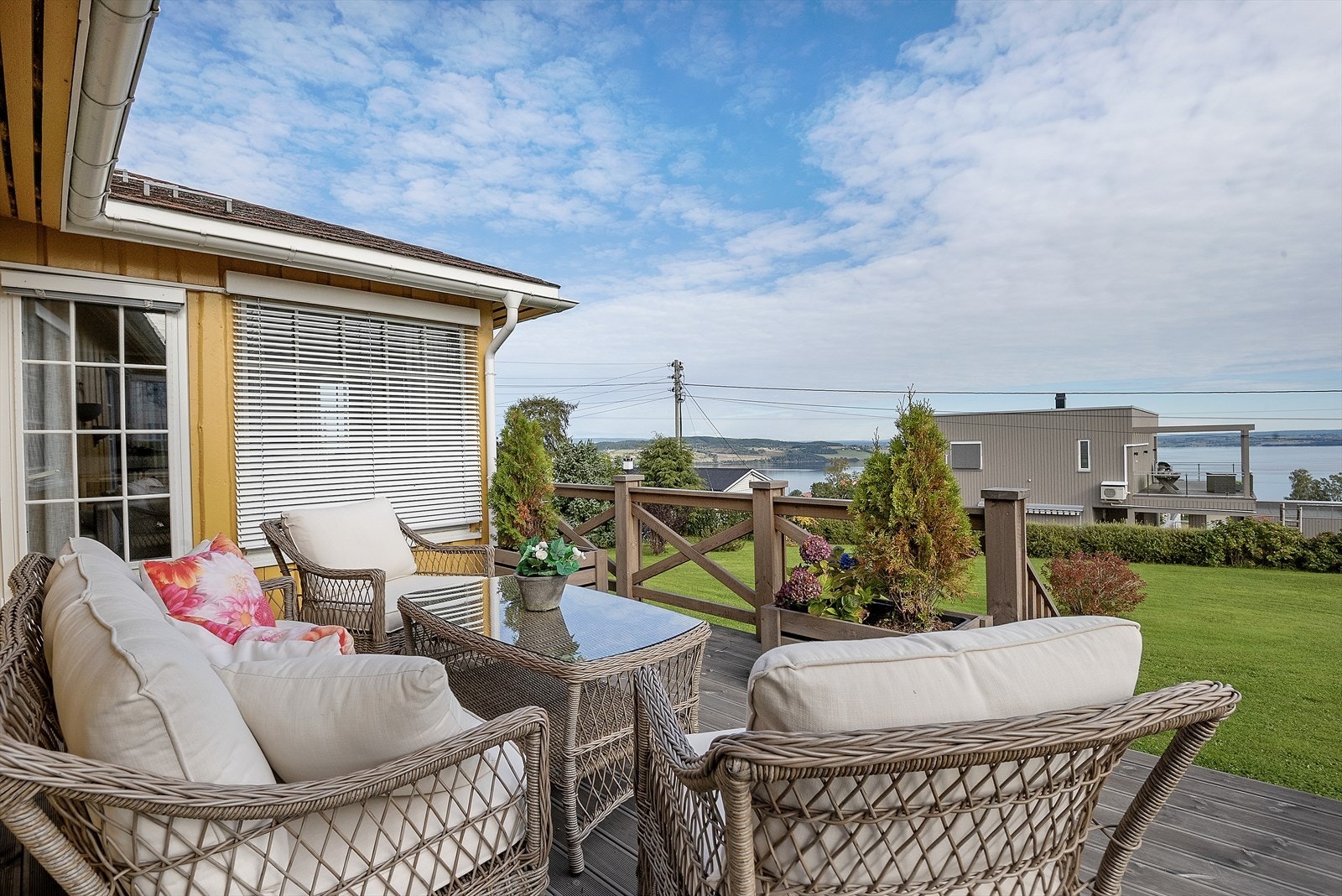 Meget god mjøsutsikt fra uteplassen. Galleribilde