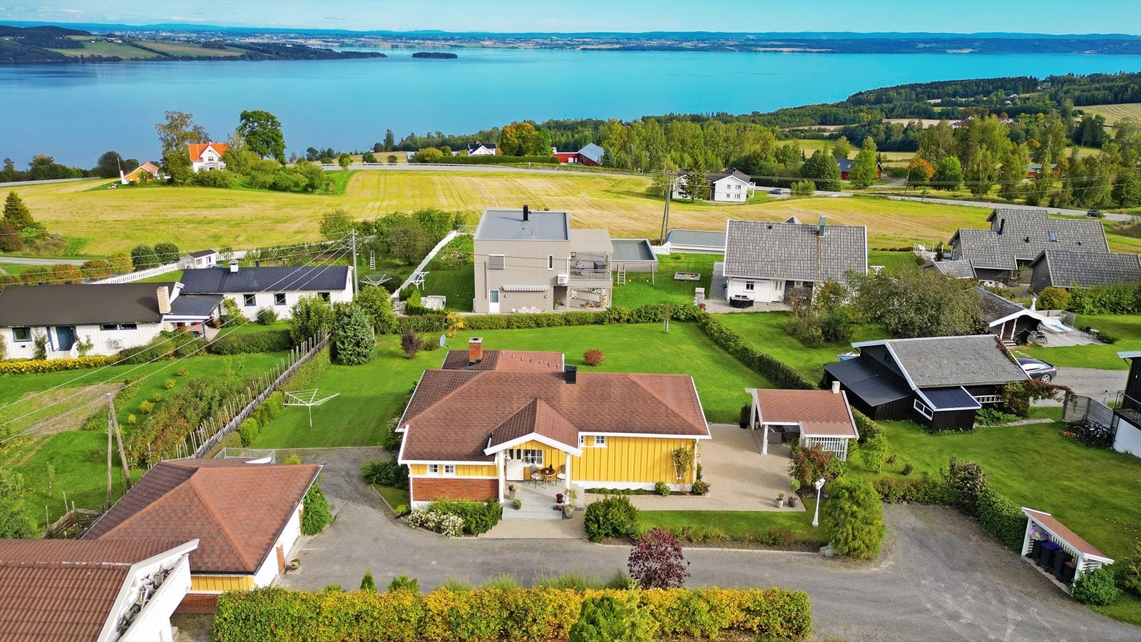 God plass for parkering på tomten. Galleribilde