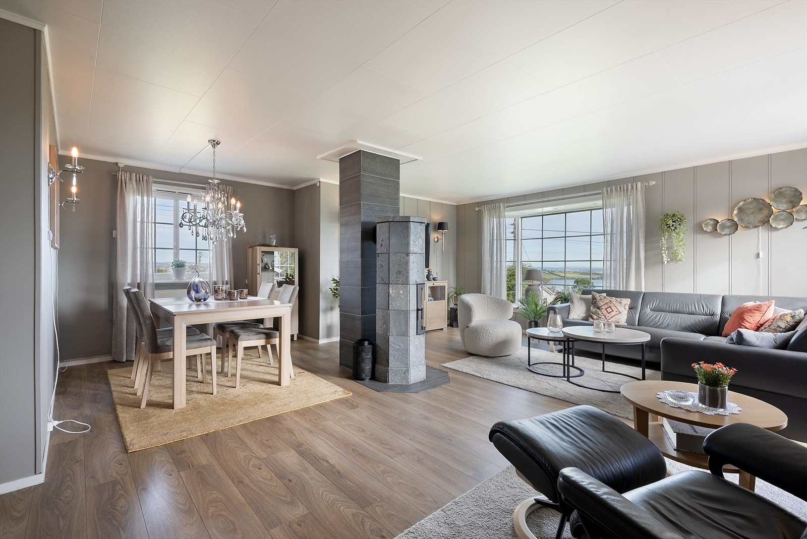 Fin plass til både spisebord og sofagruppe. Galleribilde