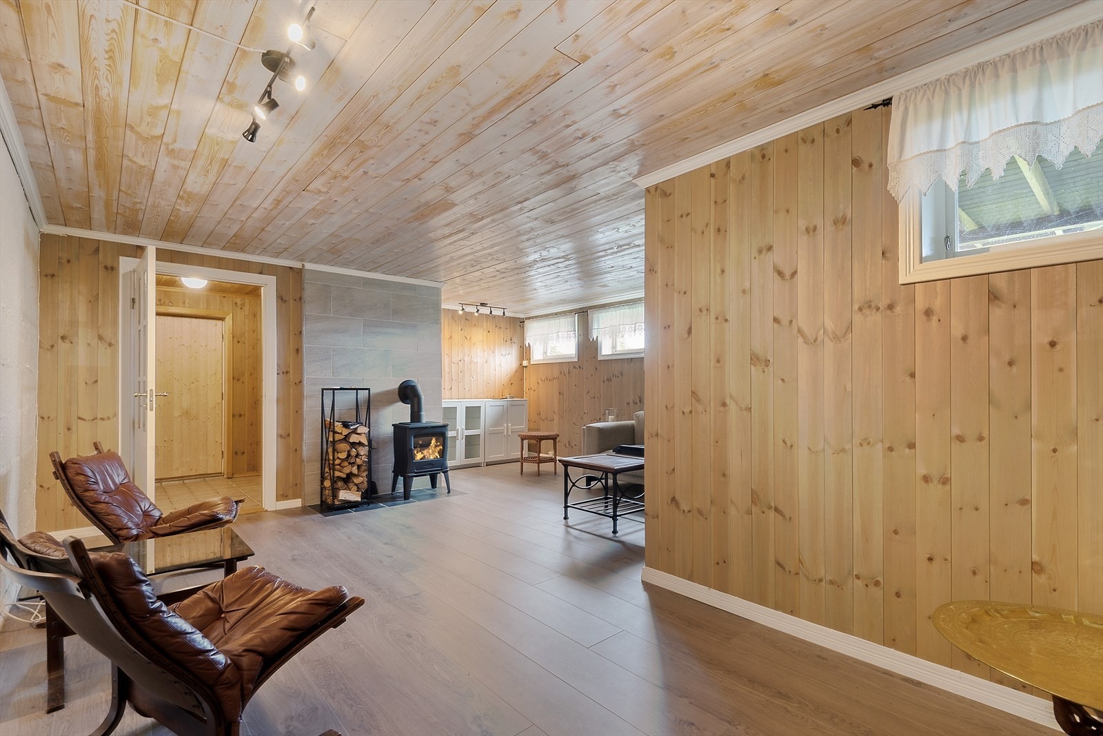 Lun og god atmosfære med vedfyring. Galleribilde