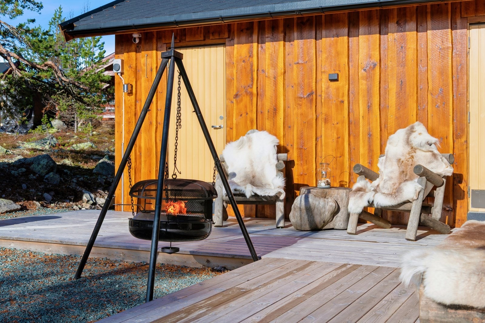 Utenfor boden er det etablert en platting med en hyggelig uteplass. Galleribilde