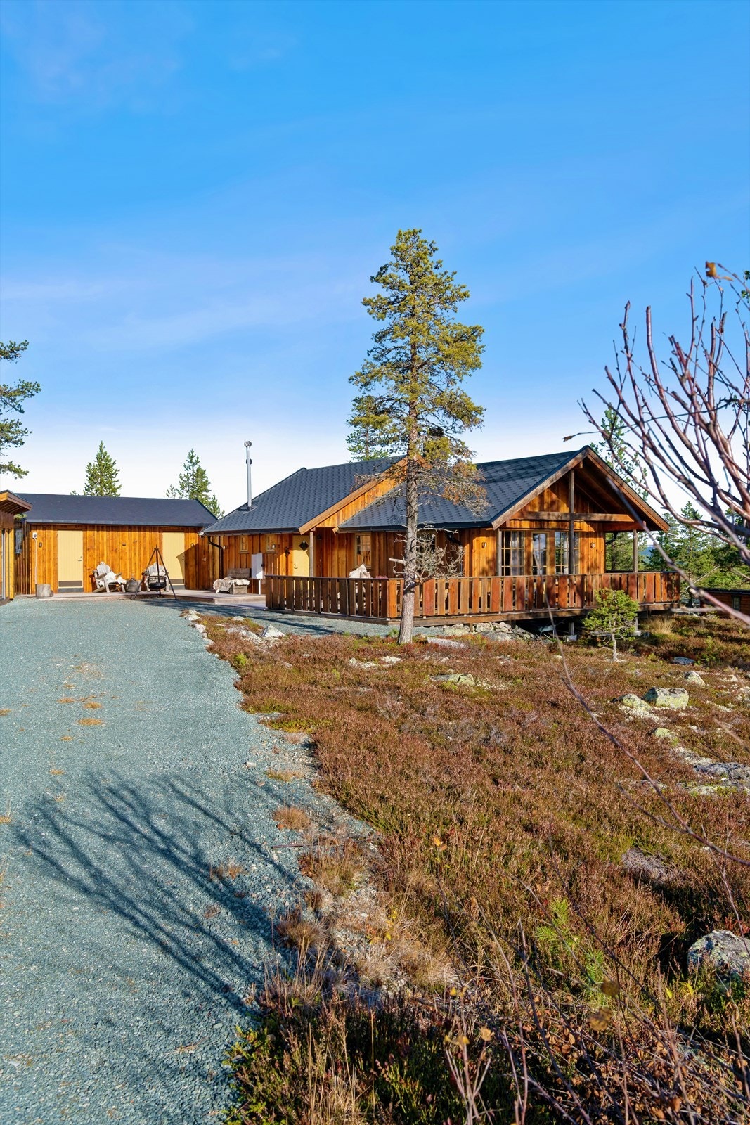 Eiendommen har gruset innkjørsel og parkering på egen tomt. Galleribilde