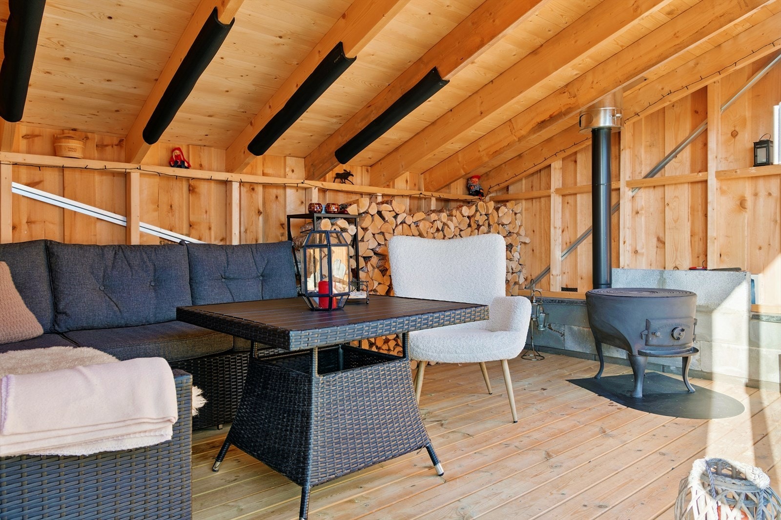 Gapahuken er innredet med sittegruppe og en nyere vedovn for utvidet bruk. Galleribilde