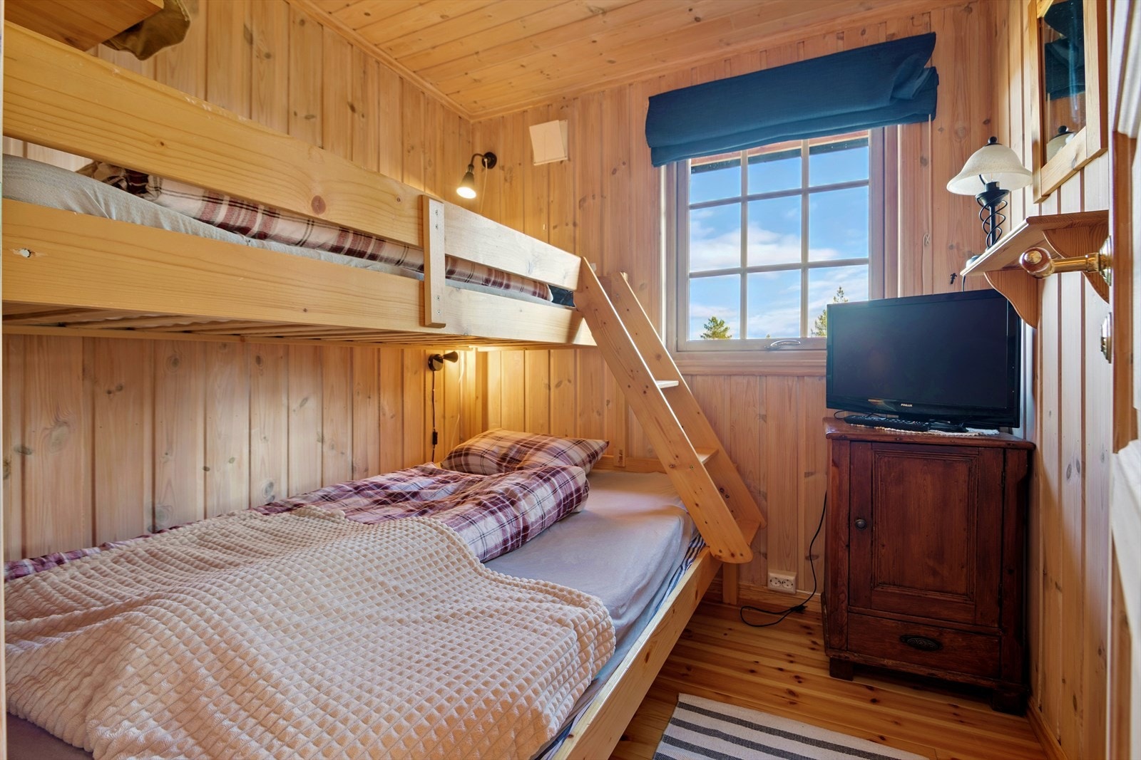 Alle soverommene fikk montert nye lufteluker i 2024 for et godt inneklima. Galleribilde