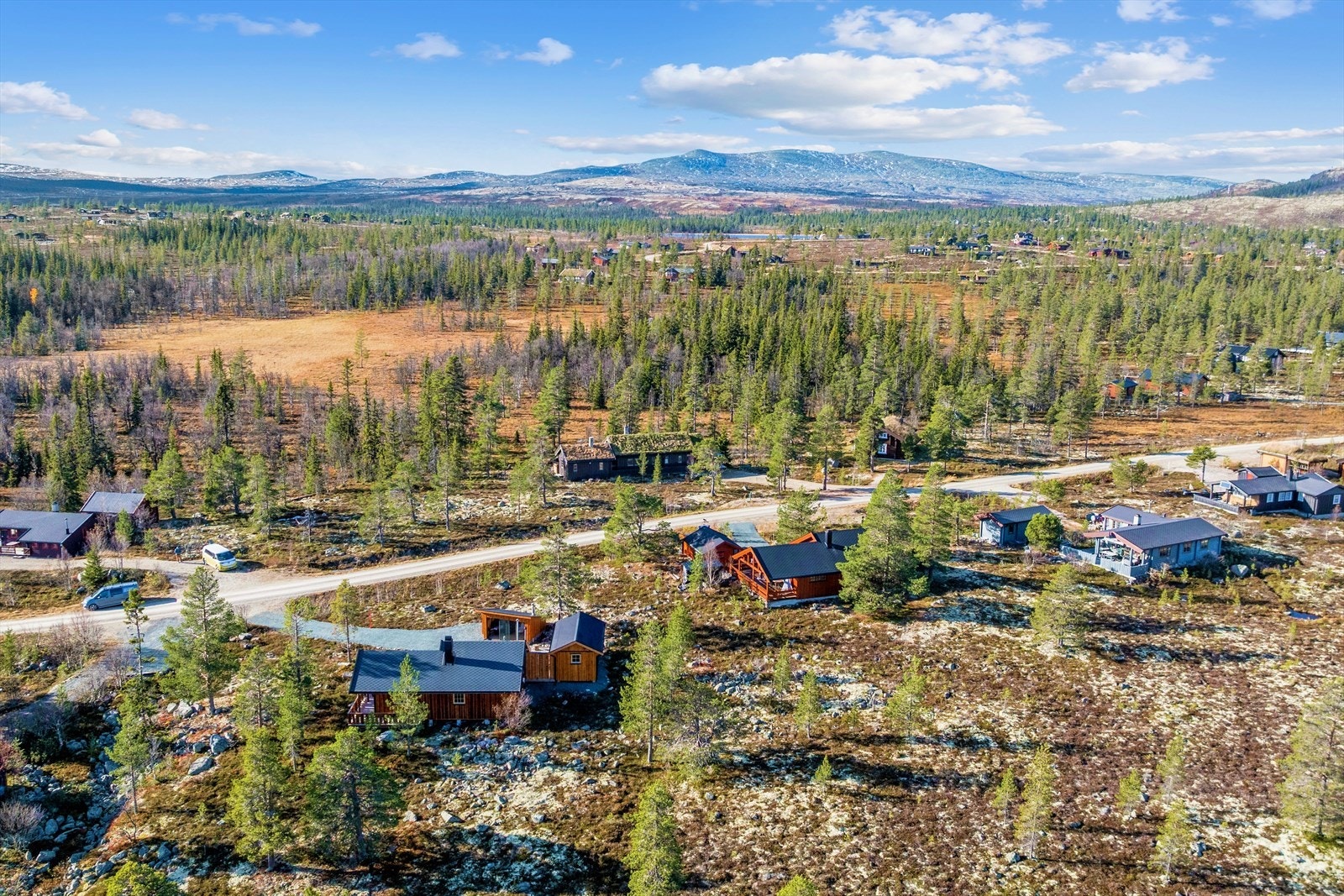 Eiendommen ligger i et etablert hytteområde med umiddelbar nærhet til tur- og skiløyper. Galleribilde