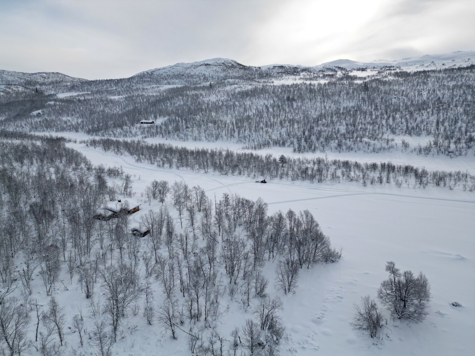 Vinterstid må man gå i preparert skiløype (ca. 7km), eller bestille snøscootertransport inn Galleribilde