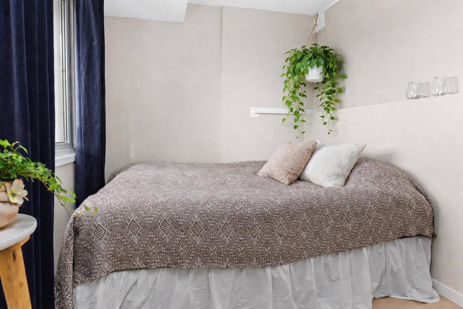 Leiligheten har et pent soverom med plass til dobbeltseng. Galleribilde