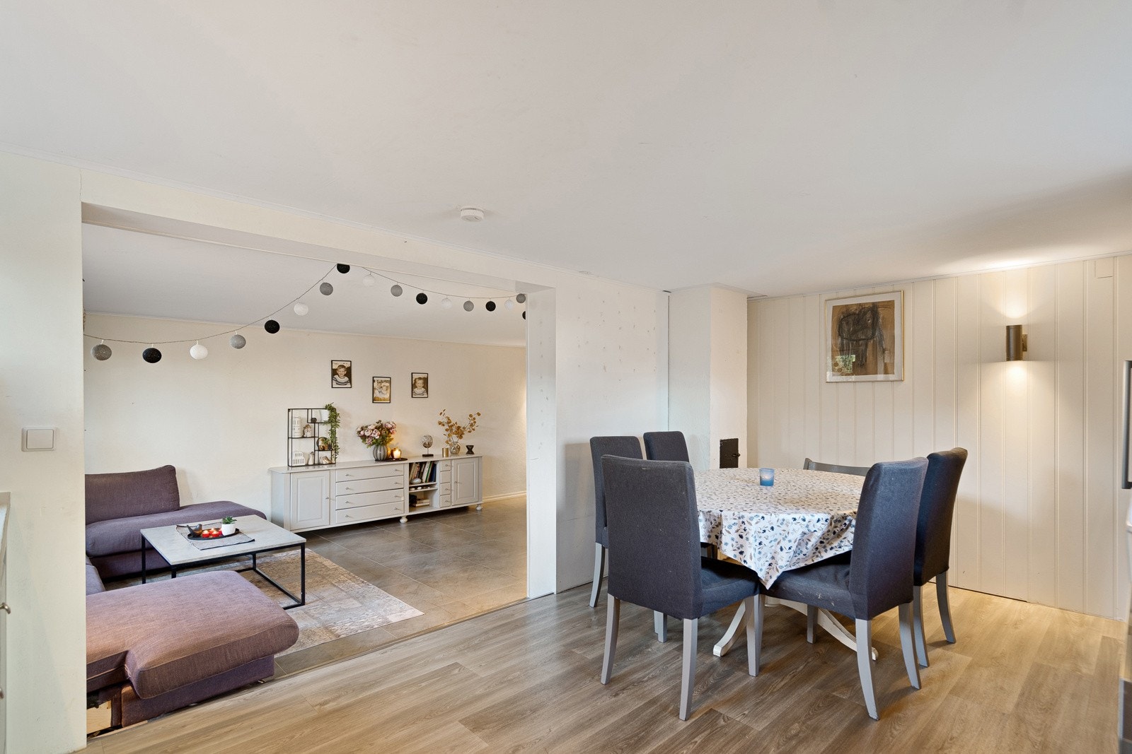 Kjøkkenet ligger i åpen løsning mot en romslig stue. Galleribilde