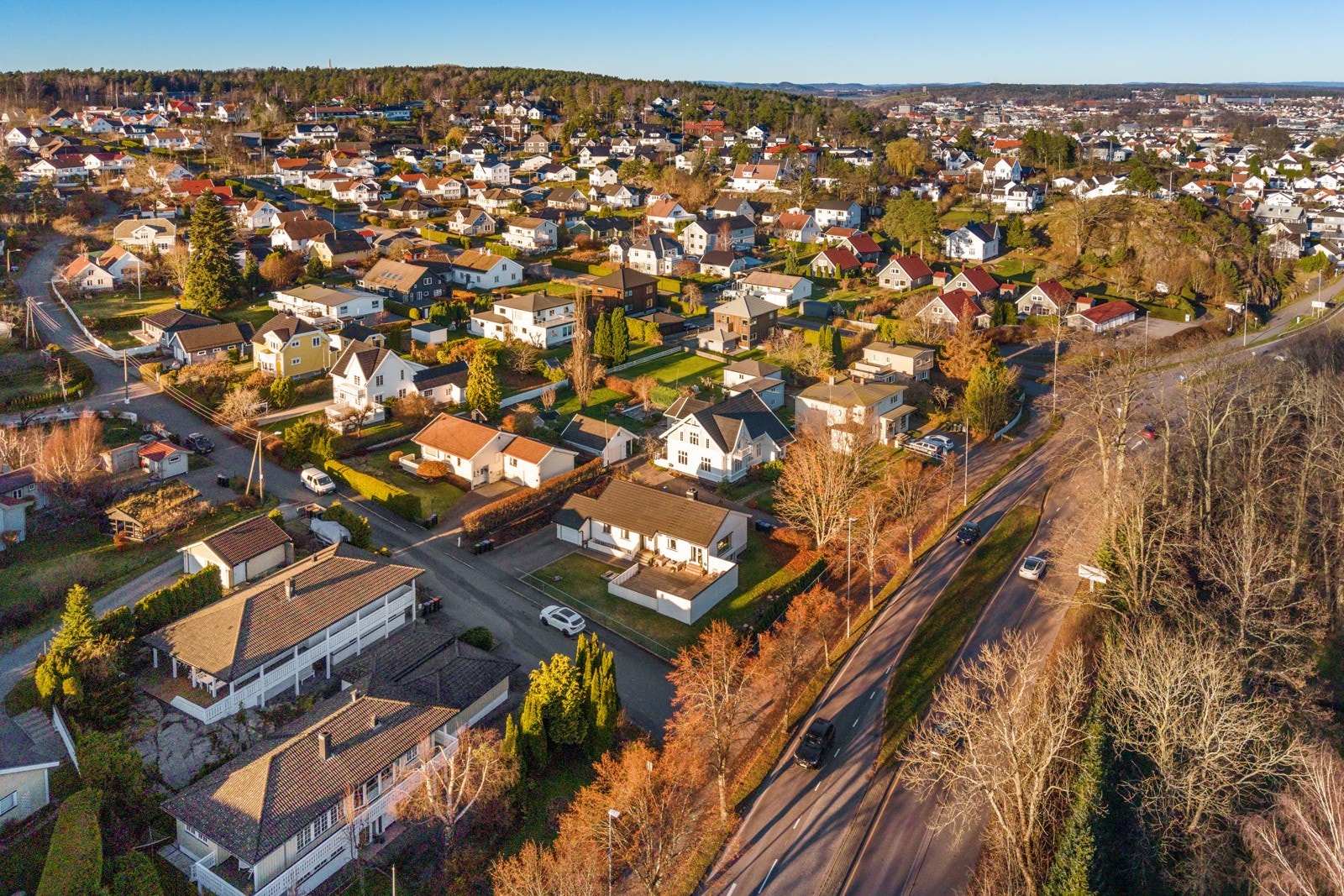 På Rosanes, like ved Teie sentrum og i kort gangavstand fra boligen, ligger Rosahaugparken, en idyllisk perle med store plenområder, to dammer, fotballbane og bakker som benyttes til aking om vinteren. Galleribilde