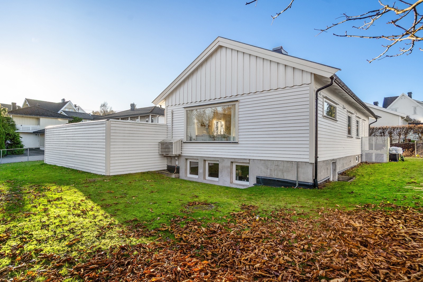 Fra eiendommen er det gangavstand til barnehage, barneskole og ungdomsskole (Steinerskolen ligger også i nærområdet). Galleribilde