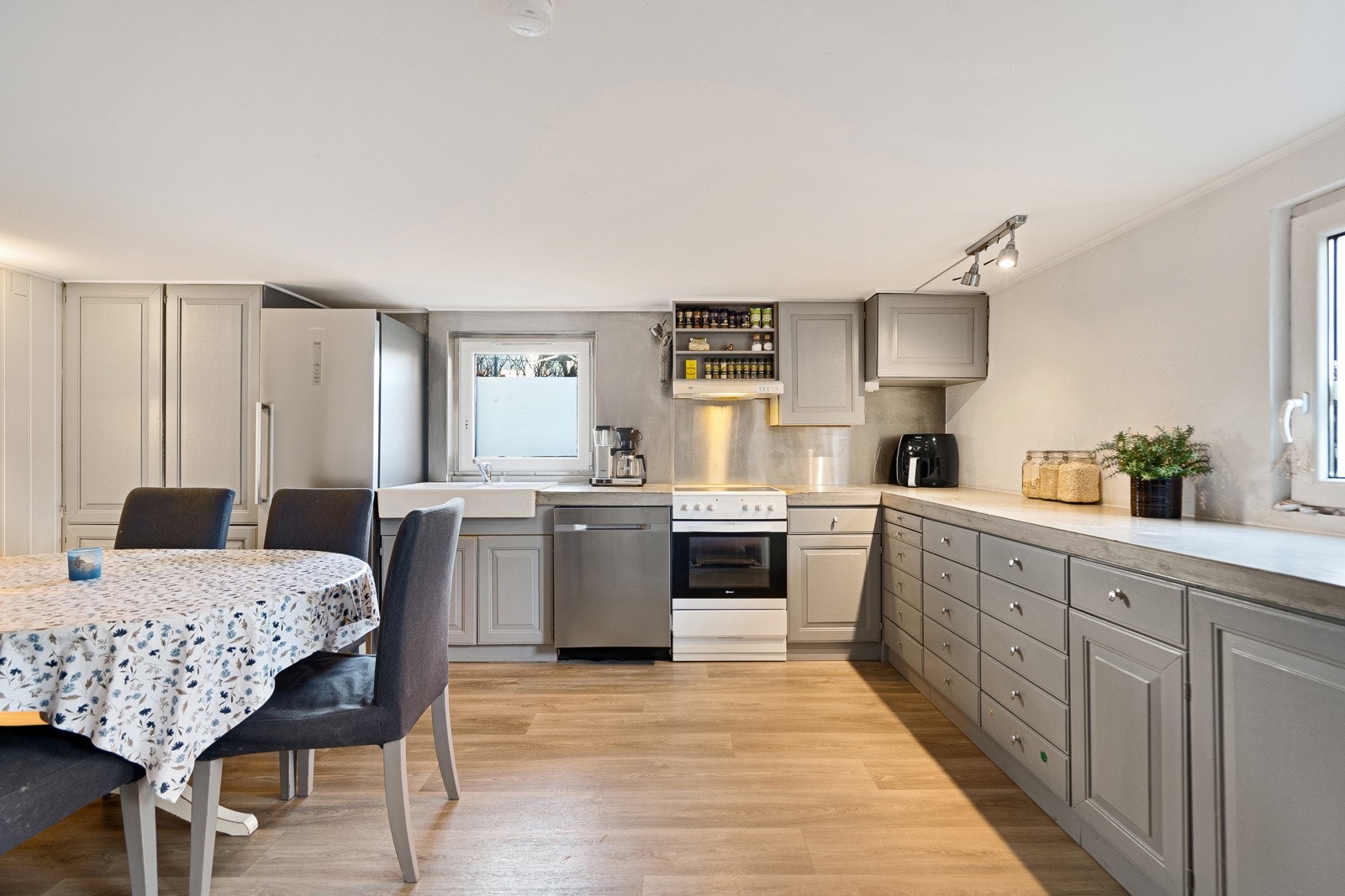 Den har et stort og funksjonelt kjøkken med rikelig skap- og benkeplass, samt god plass til spisebord Galleribilde