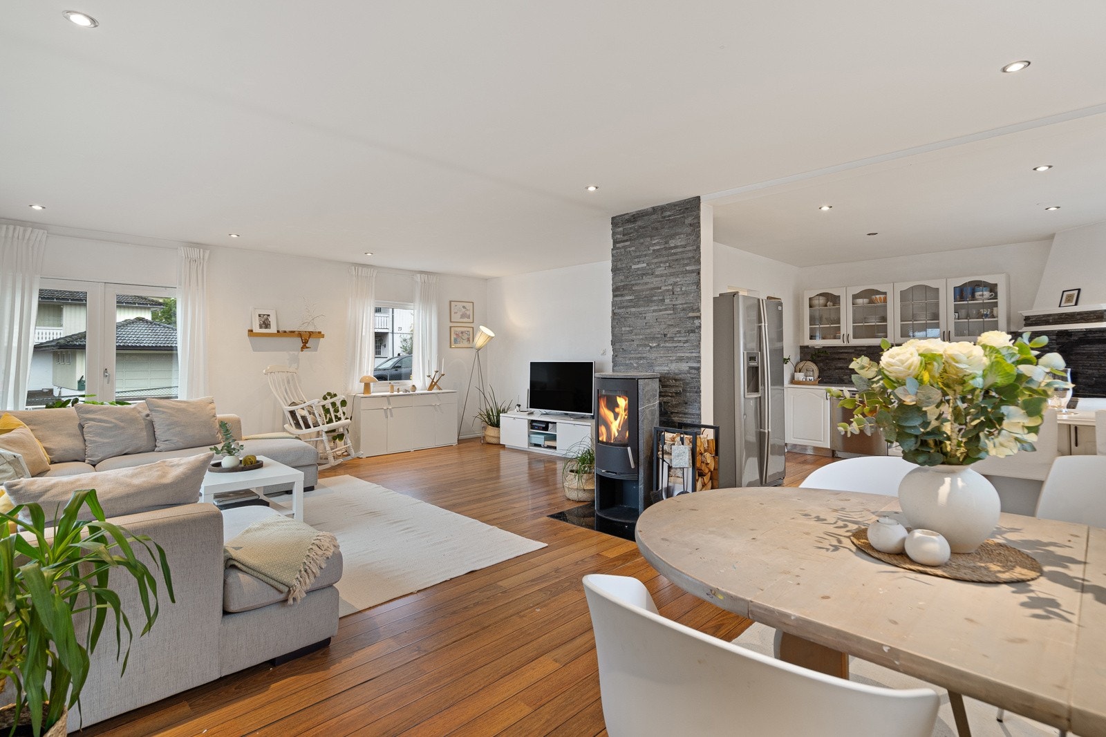 Åpen løsning mot en romslig spisestue med plass til et stort spisebord - perfekt for både hverdagsmiddager og sosiale sammenkomster. Galleribilde