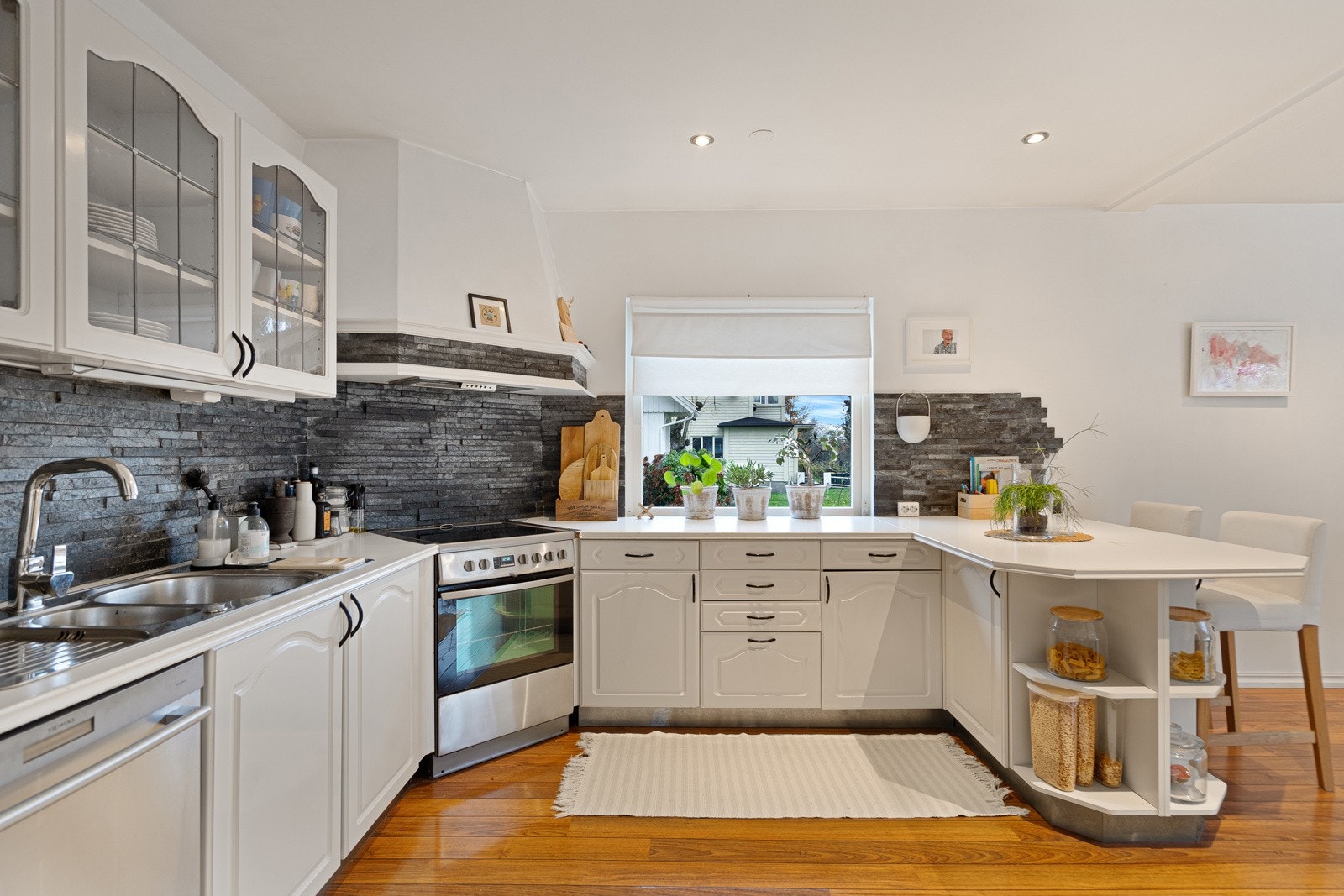 Profilerte fronter gir et tidløst uttrykk, og den praktiske kjøkkenøya passer ypperlig til raske måltider og sosial matlaging Galleribilde