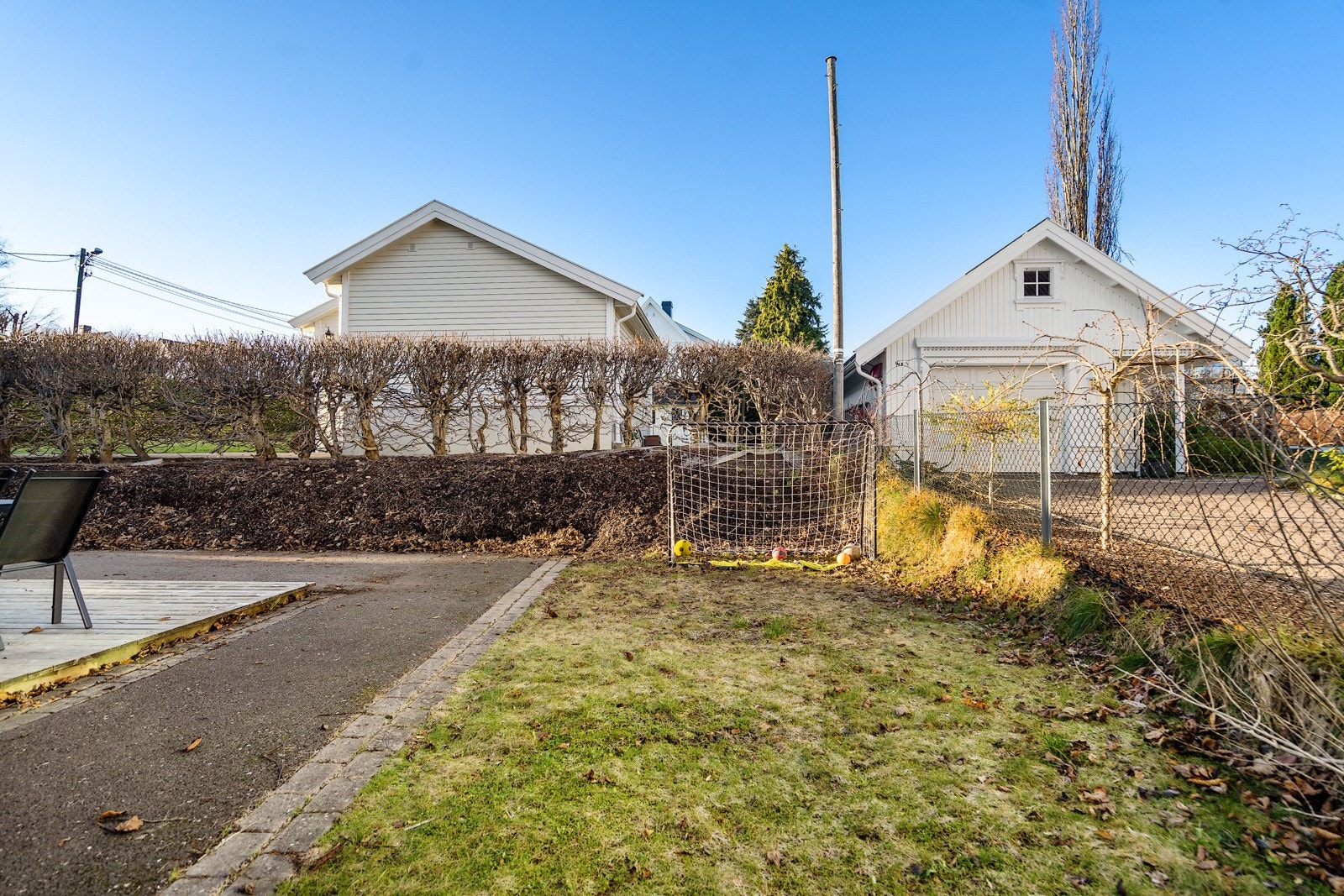 På nedsiden av Rosahaugparken ligger også Rosanesstranda med fin badestrand og gresslette, samt Teie småbåthavn. Galleribilde