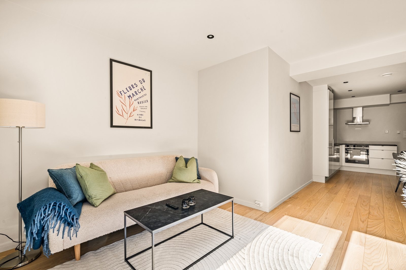 Videre er det god plass til spisegruppe, sofaguppe og TV eller annet ønskelig møblement. Mulighetene for møblering er mange! Galleribilde