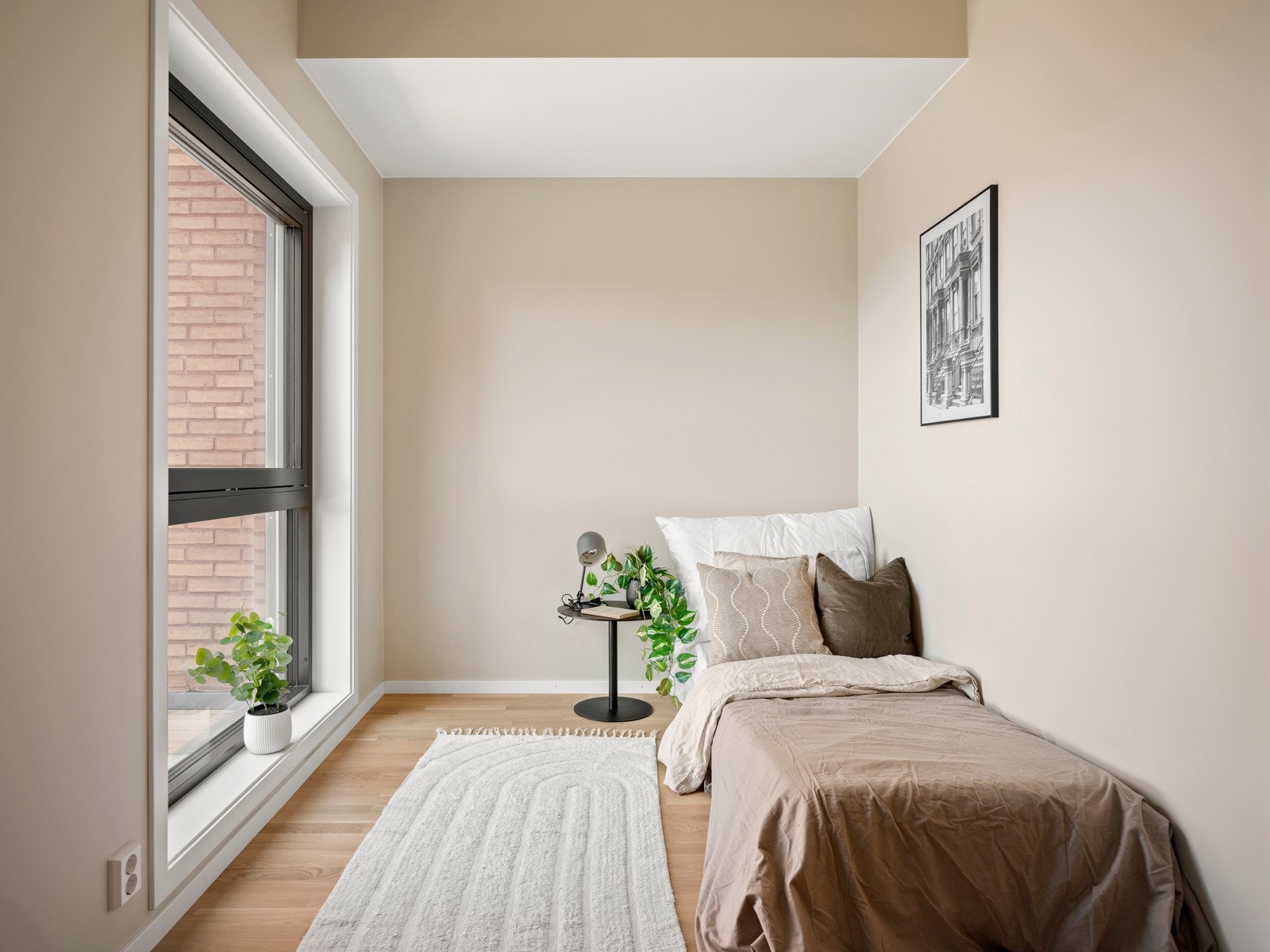 Soverom 2 passer perfekt som barnerom, gjesterom eller hjemmekontor. Vegger i NCS 1704-Y19R Space og lys eikeparkett gir et lyst og trivelig rom. Galleribilde