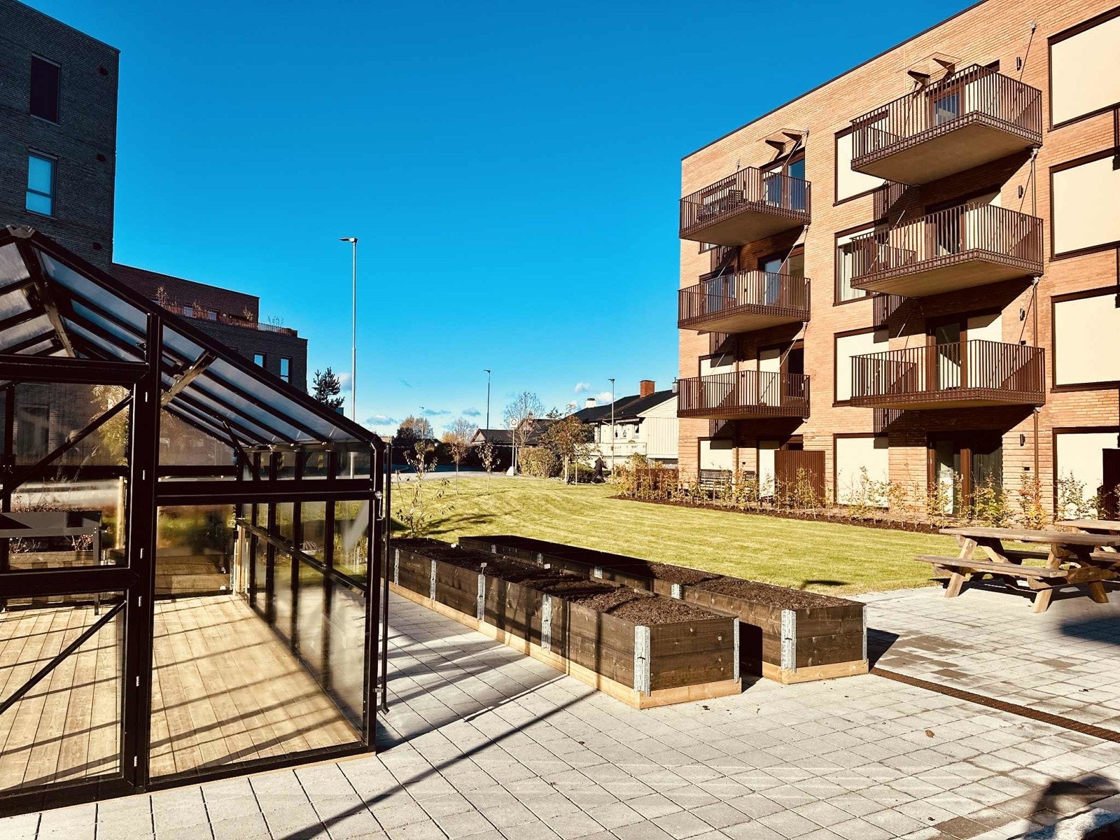 Flytter du til Skogmo Park får du tilgang til gode fellesarealer, ute og inne; drivhus som kan brukes som vinterhage for å forlenge sommersesongen. Galleribilde