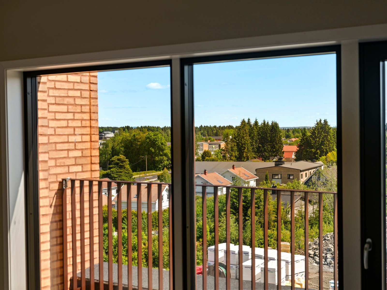 De store skyvedørene fører ut til en solrik luftebalkong på 3,5 kvm. Galleribilde