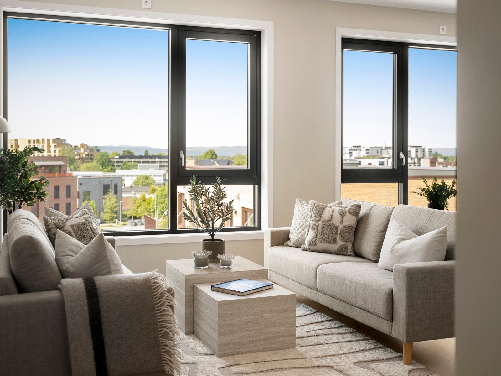 Den åpne planløsningen mot kjøkkenet skaper et lyst og luftig rom, perfekt for både sofagruppe og spiseplass. Galleribilde