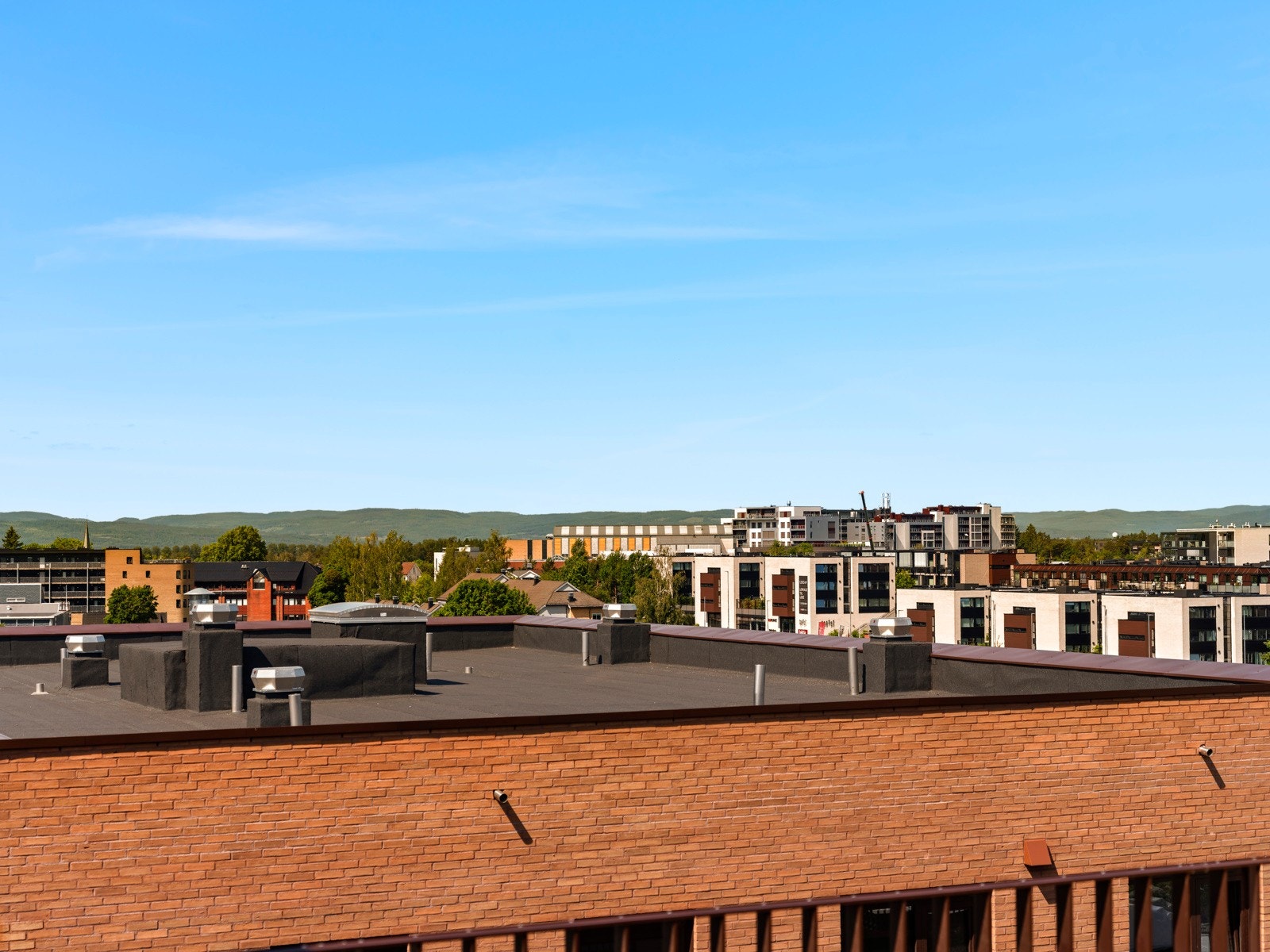 På takterrassen kan man nyte gode solforhold og flott utsyn over nærområdet. Galleribilde
