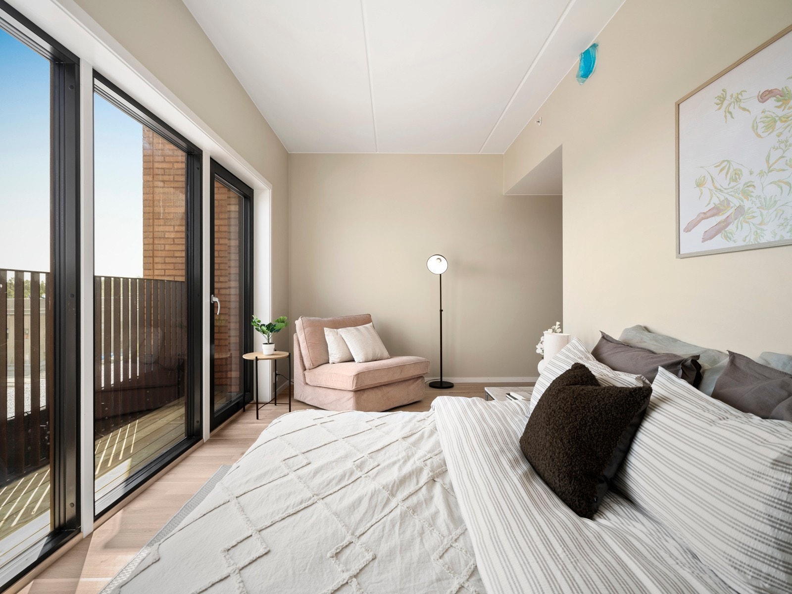 Hovedsoverommet ligger i egen suiteløsning med tilhørende privat bad. Rommet har god plass til seng og oppbevaring, og vegger i NCS 1704-Y19R Space gir en rolig og lys atmosfære. Galleribilde