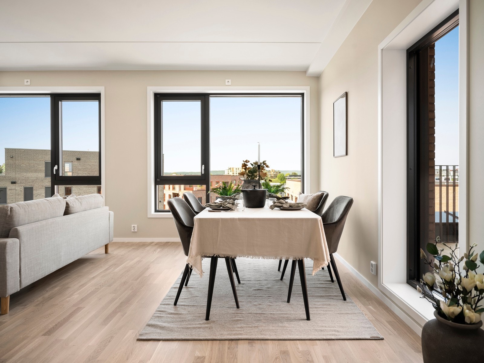 Lys hvitpigmentert eikeparkett og vannbåren varme i gulvet gir en behagelig og innbydende atmosfære. Vegger er malt i NCS 1704-Y19R Space. Galleribilde