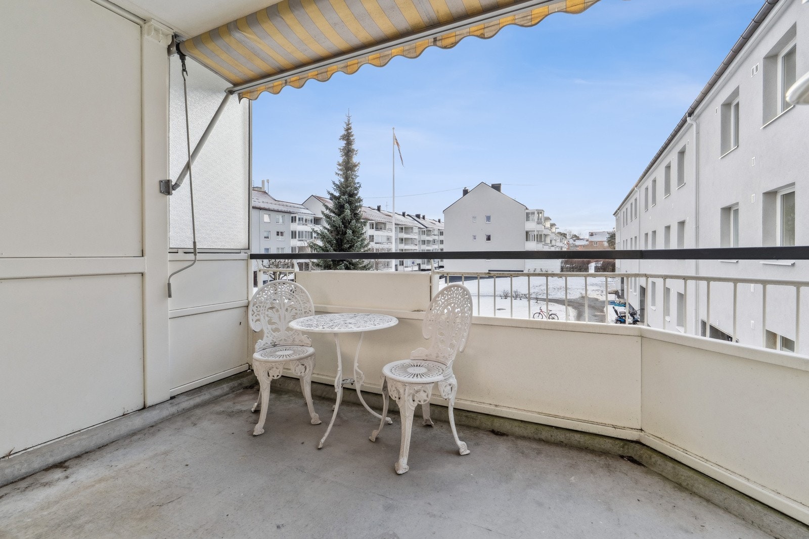 Sydvendt balkong med markise. Galleribilde