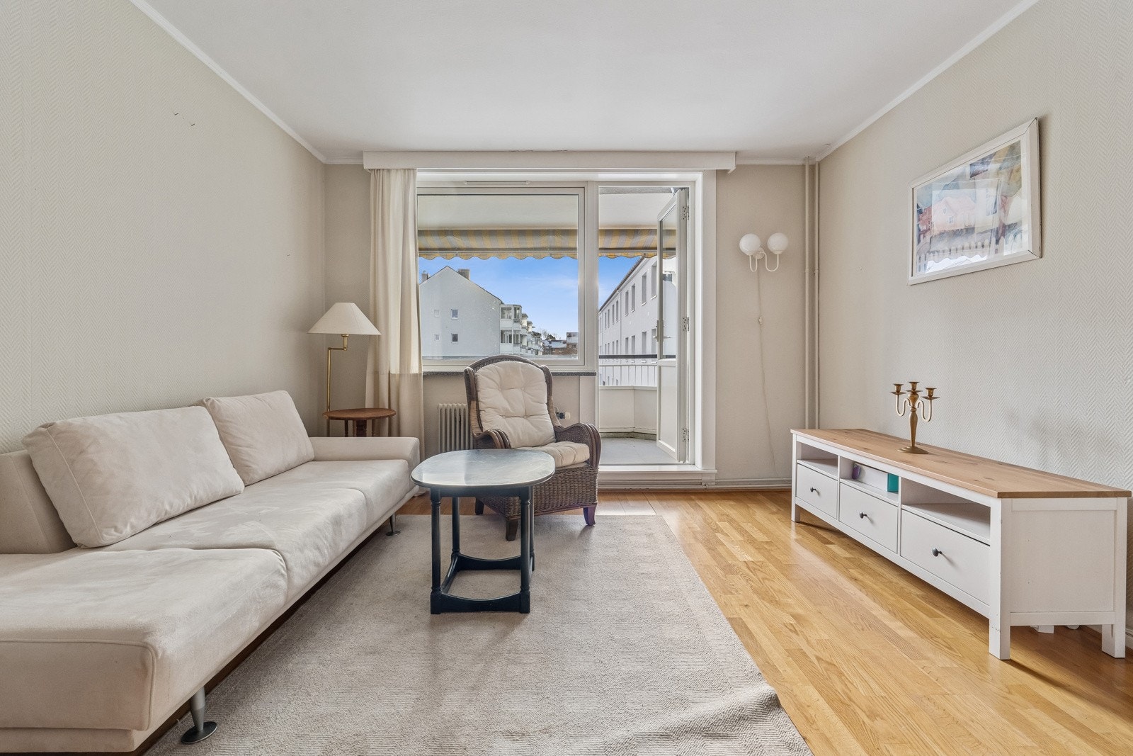 Romslig stue med plass til både spisebord og sittegruppe. Utgang til balkong. Galleribilde
