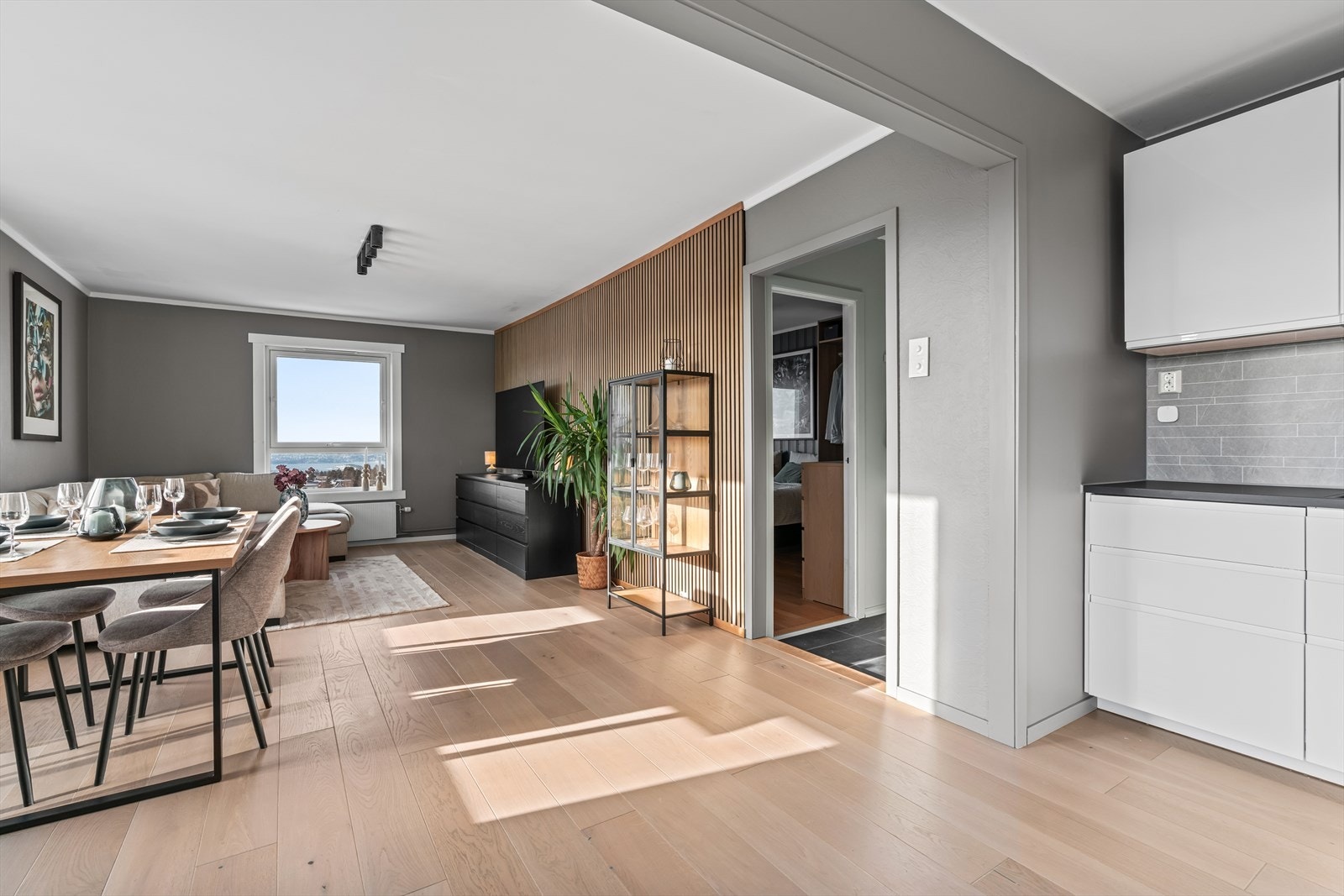 Leiligheten varmes opp med radiatorer tilknyttet det sentrale anlegget. Oljefyrt sentralvarme ble erstattet med fjernvarme i 2019. Galleribilde