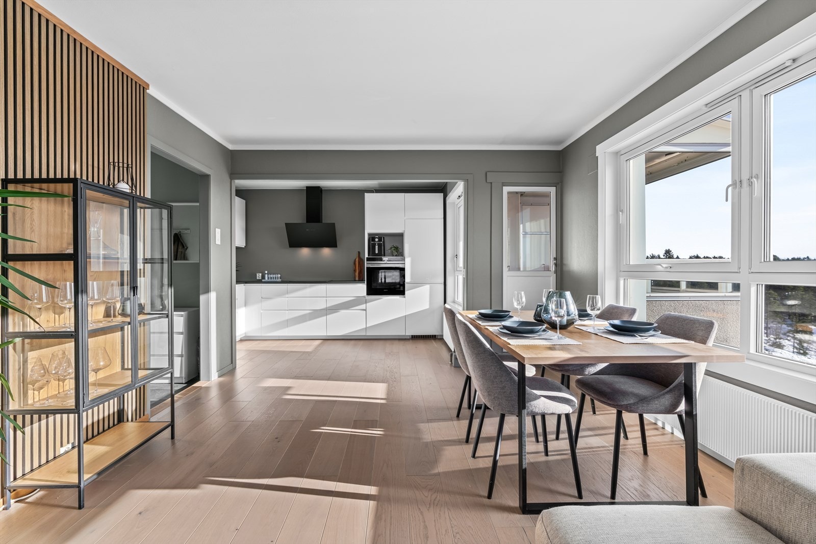 Leiligheten har blitt pusset opp med eikeparkett i stue og kjøkken, samt fjernet vegg ved kjøkken. Galleribilde