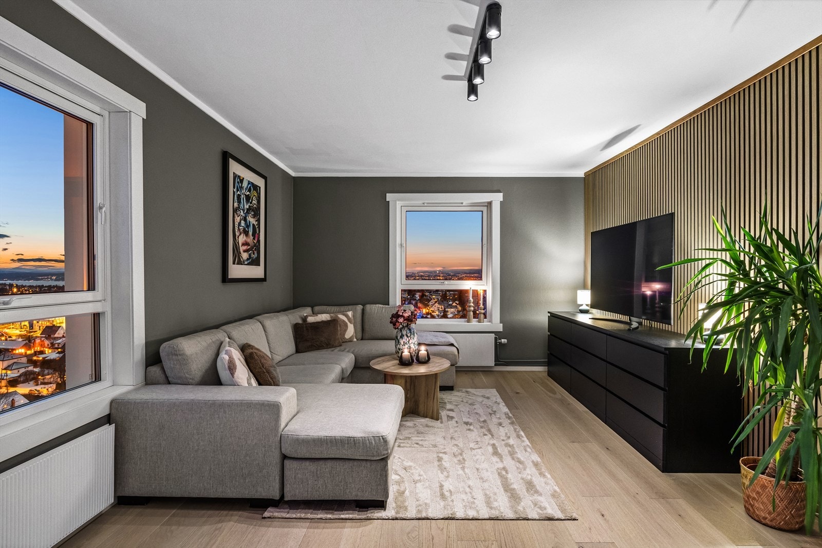 Fra toppetasjen nyter du en imponerende og vidstrakt utsikt. Galleribilde