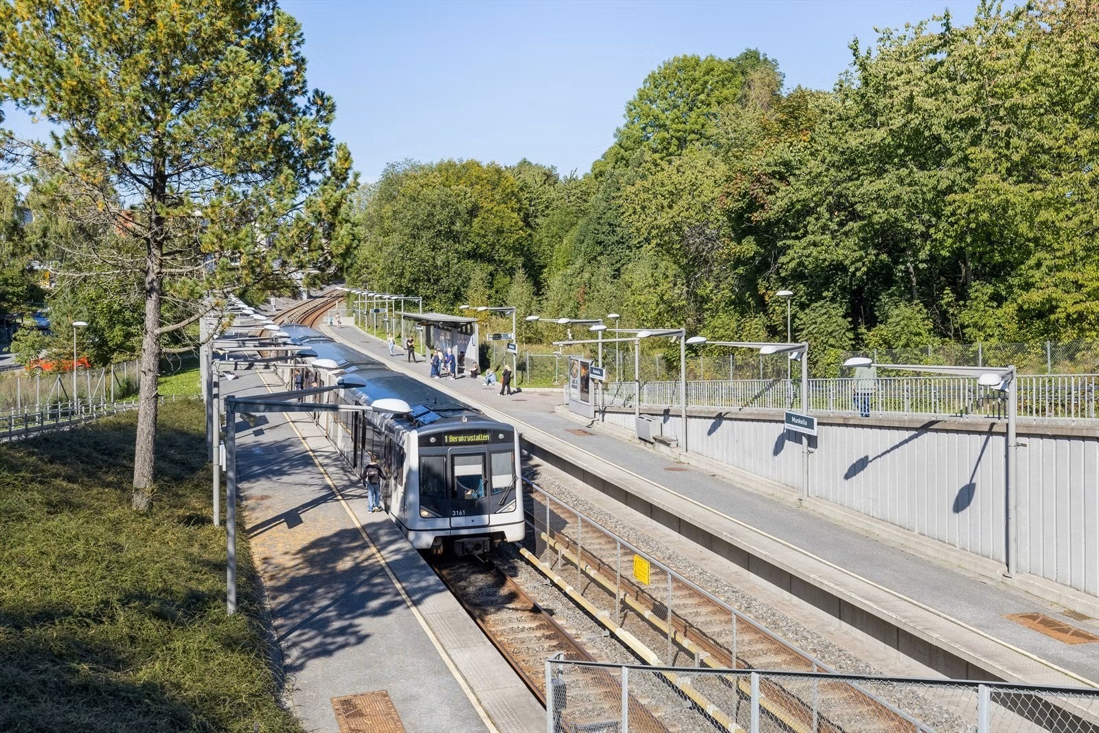 Kort vei til Munkelia T-banestasjon - rask og enkel adkomst til sentrum. Galleribilde