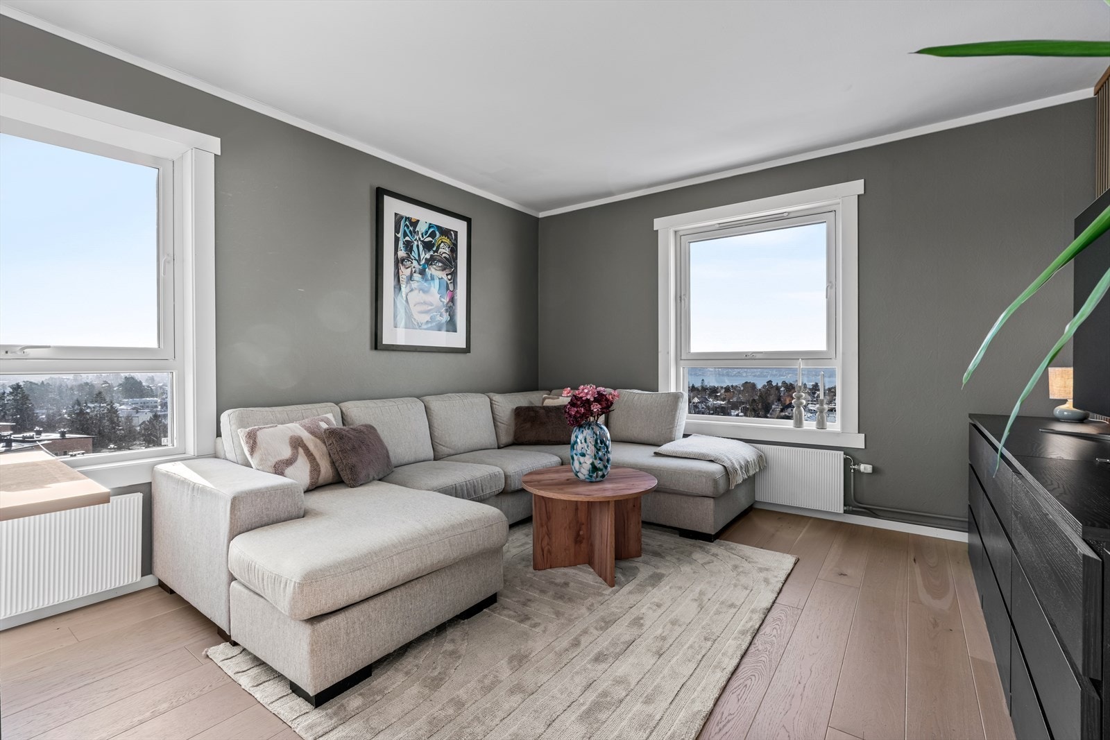 Fra stuen nyter du en hyggelig utsikt og en behagelig, usjenert atmosfære. Galleribilde