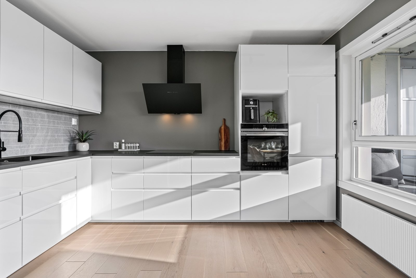 (2022) IKEA-kjøkken med integrerte hvitevarer. Galleribilde