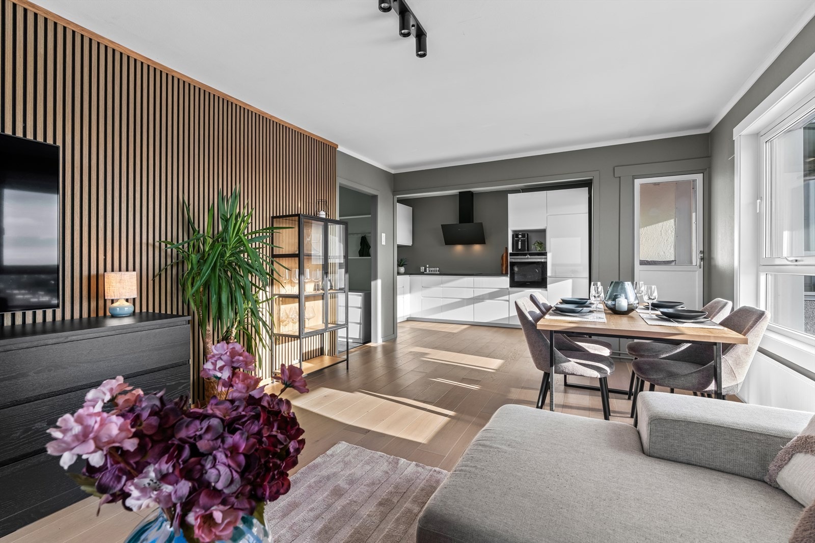 Gode møbleringsmuligheter i en innbydende stue. Galleribilde