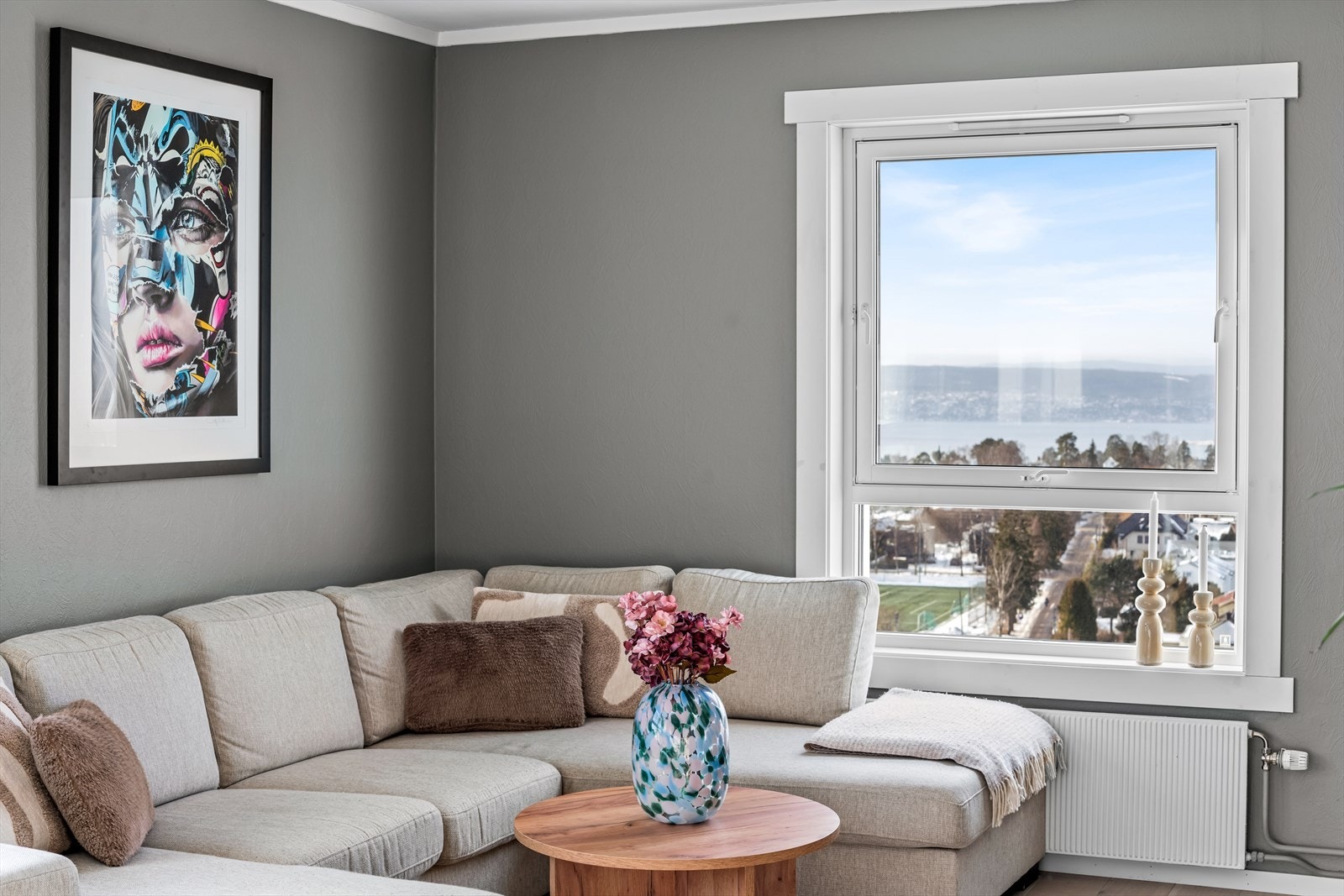 Bolig som oppleves moderne, lettstelt og svært behagelig å leve i. Galleribilde