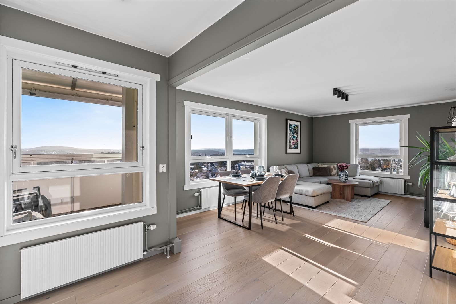 Leiligheten har en moderne og åpen planløsning som gir svært gode romfølelse. Galleribilde