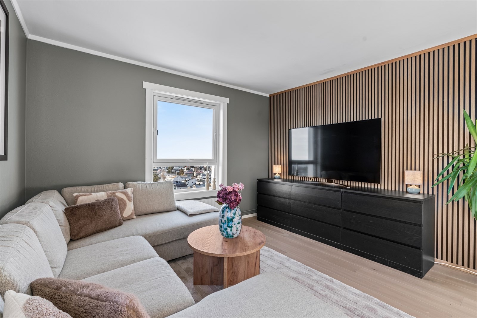 Stuen fremstår moderne, lys og lett å innrede. Galleribilde