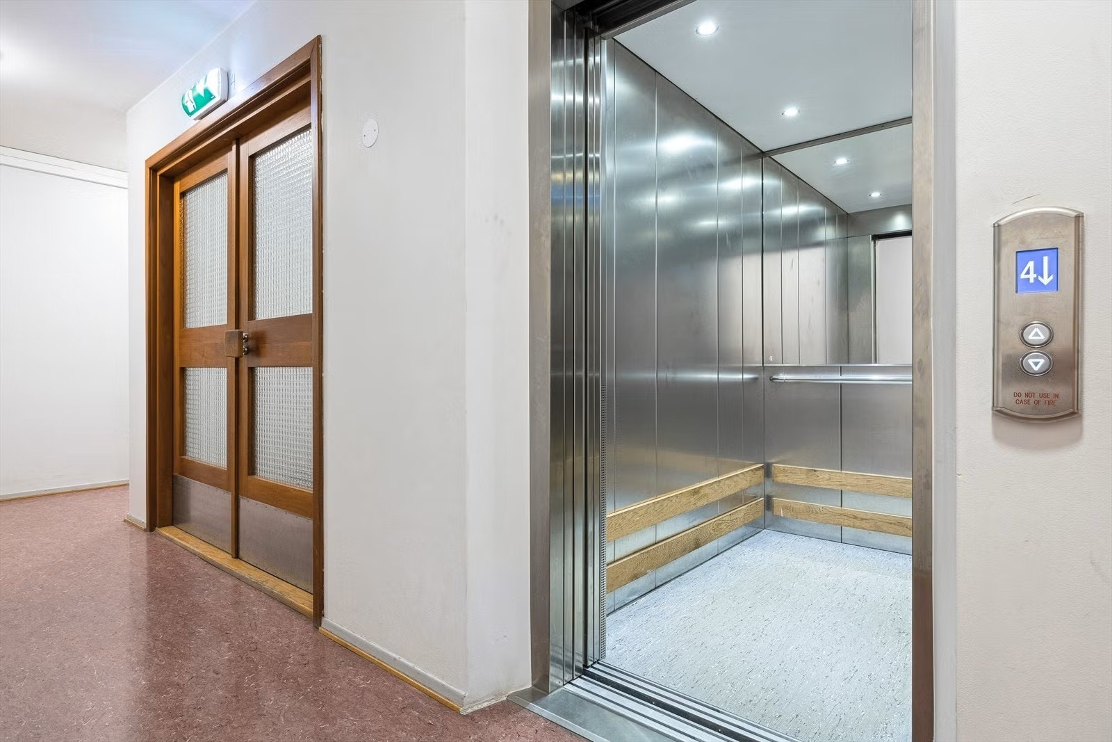 Det er heis og trapp til alle etasjer i bygget - praktisk og tilrettelagt adkomst. Galleribilde