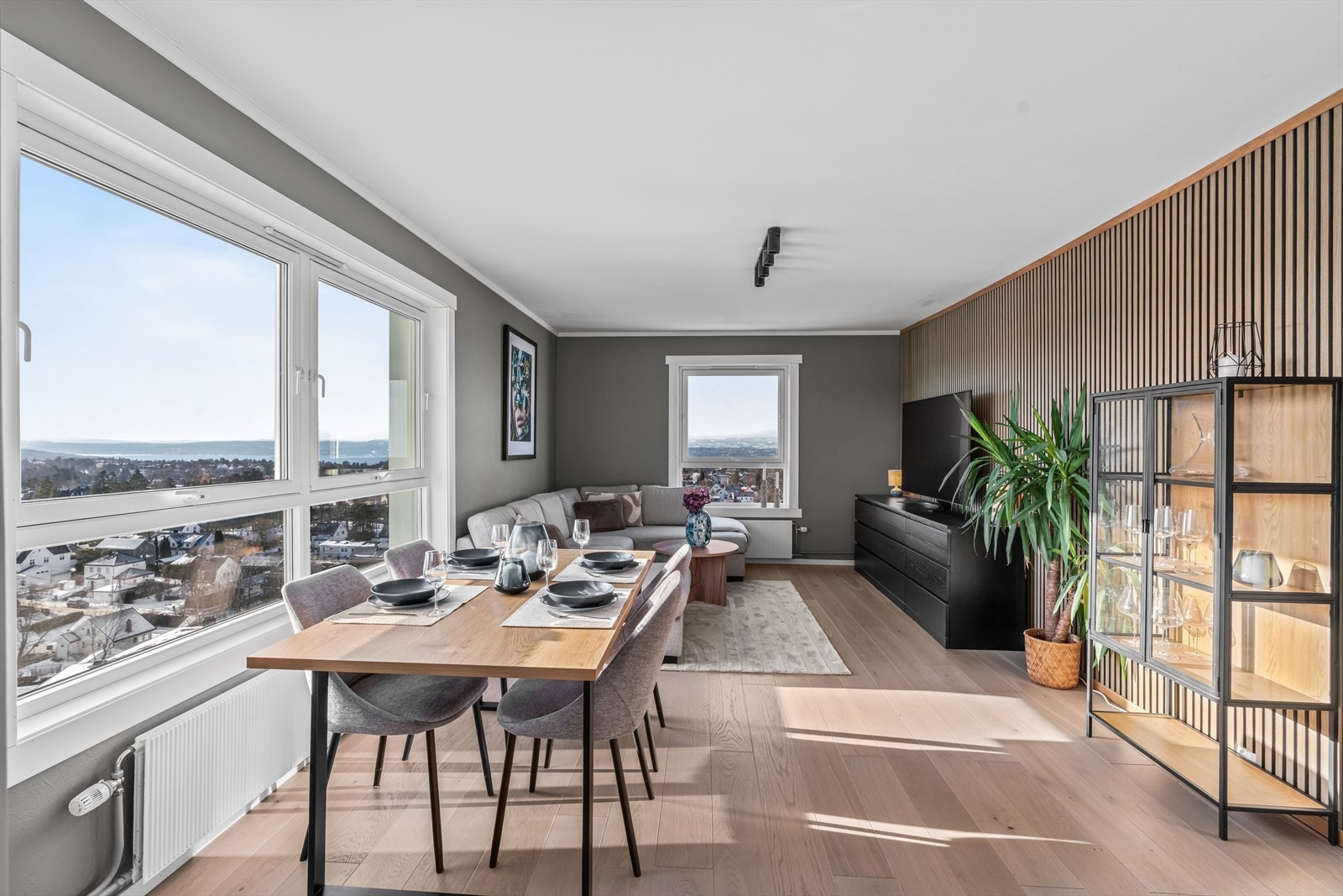 Det er tatt ned vegg mellom kjøkken og stuen som gjør det til en åpen planløsning. Galleribilde