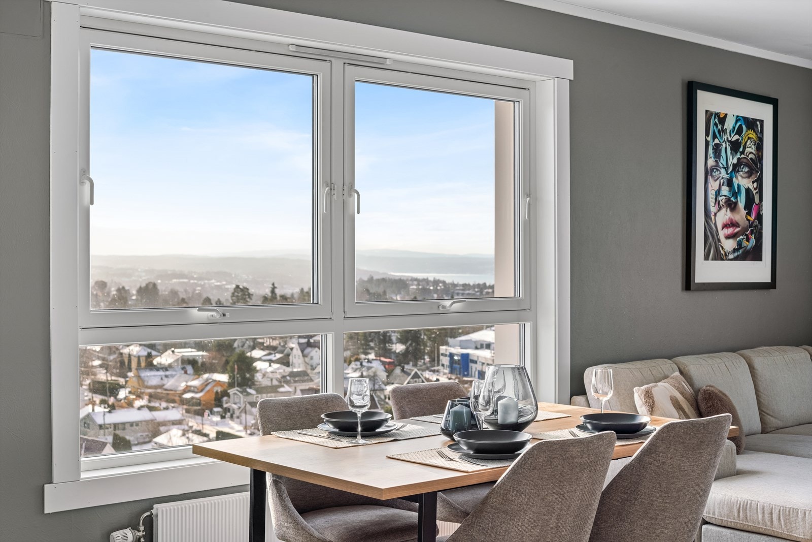 Nydelig utsyn fra stuen over nærområdet. Galleribilde