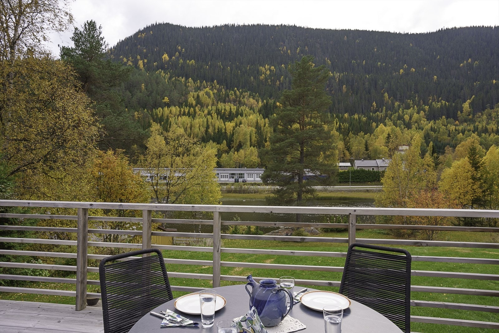 Utsikten til elva går man aldri lei! (KT Boligfoto) Galleribilde