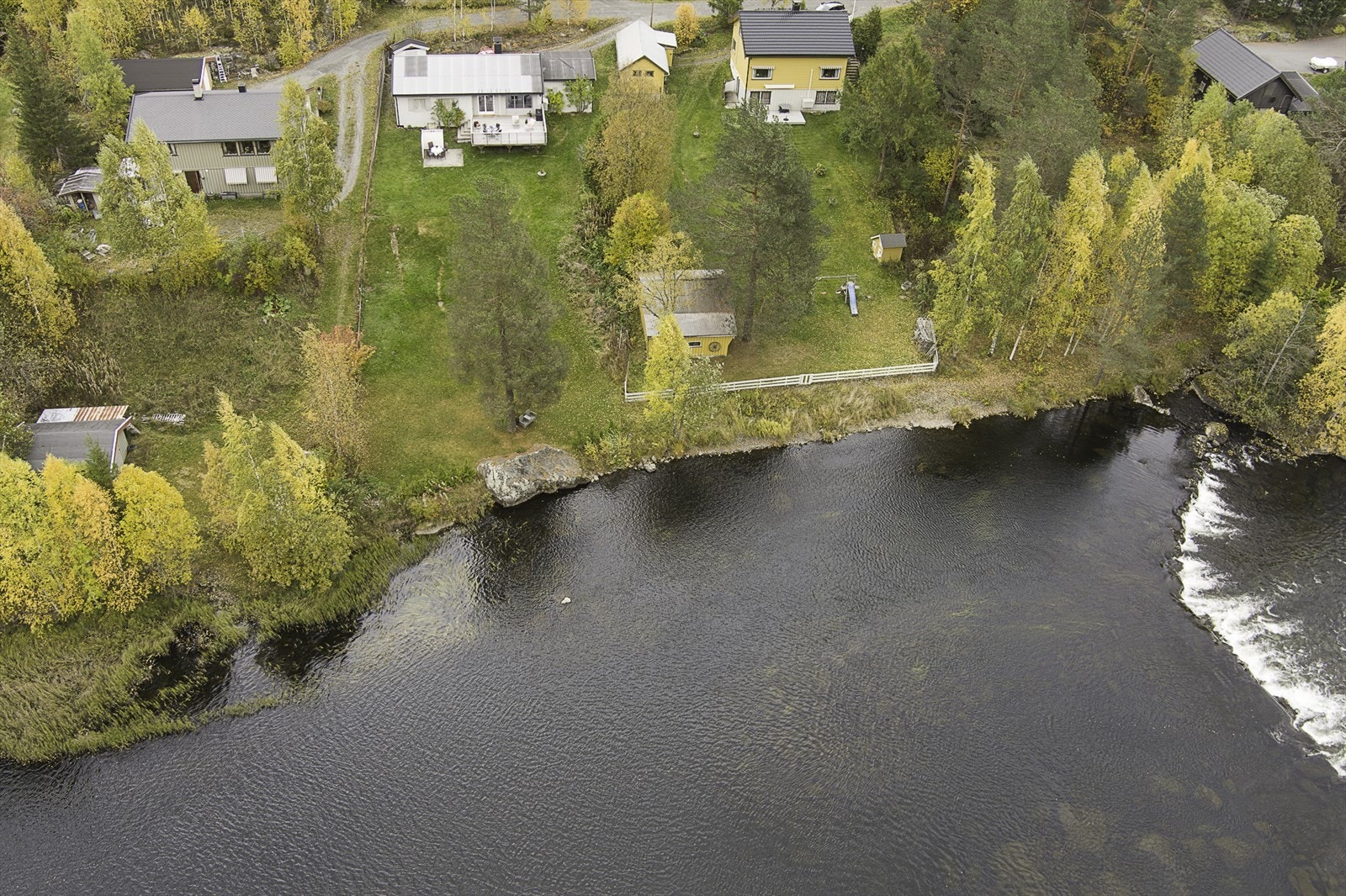 Tomta strekker seg ned til vannkanten. (KT Boligfoto) Galleribilde
