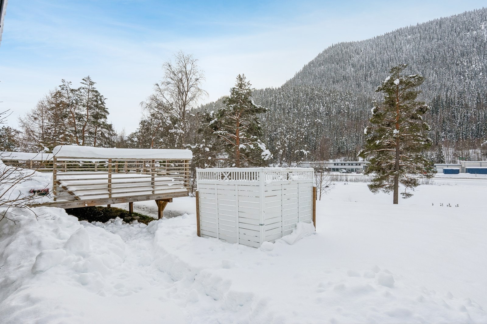 Vinterstid kan barna enkel leke i utørt snø. Galleribilde