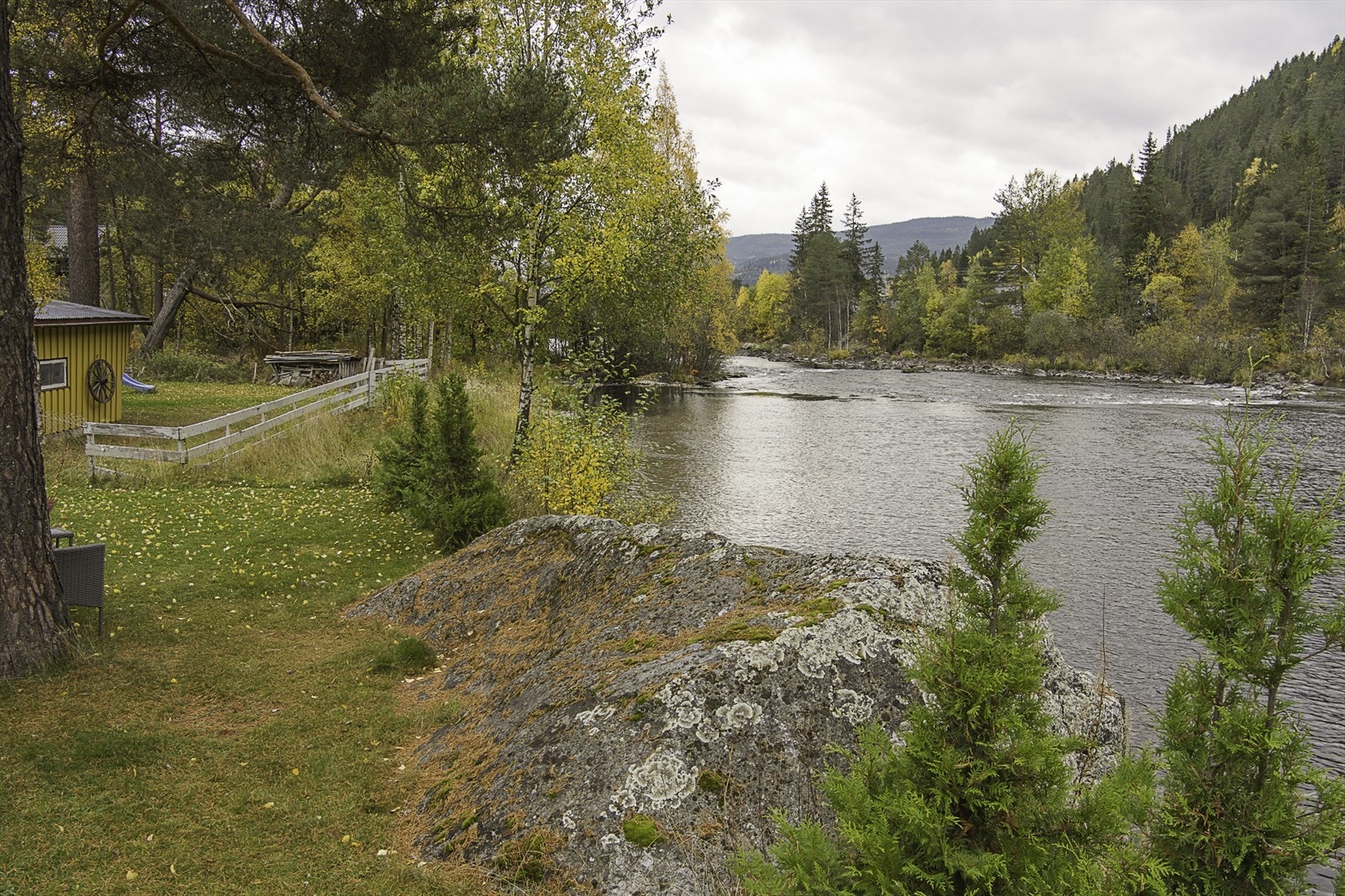 Her er det stor tomt med god plass til hyggelige uteplasser, lek og moro. En kan til og med fiske fra egen tomt. (KT Boligfoto) Galleribilde