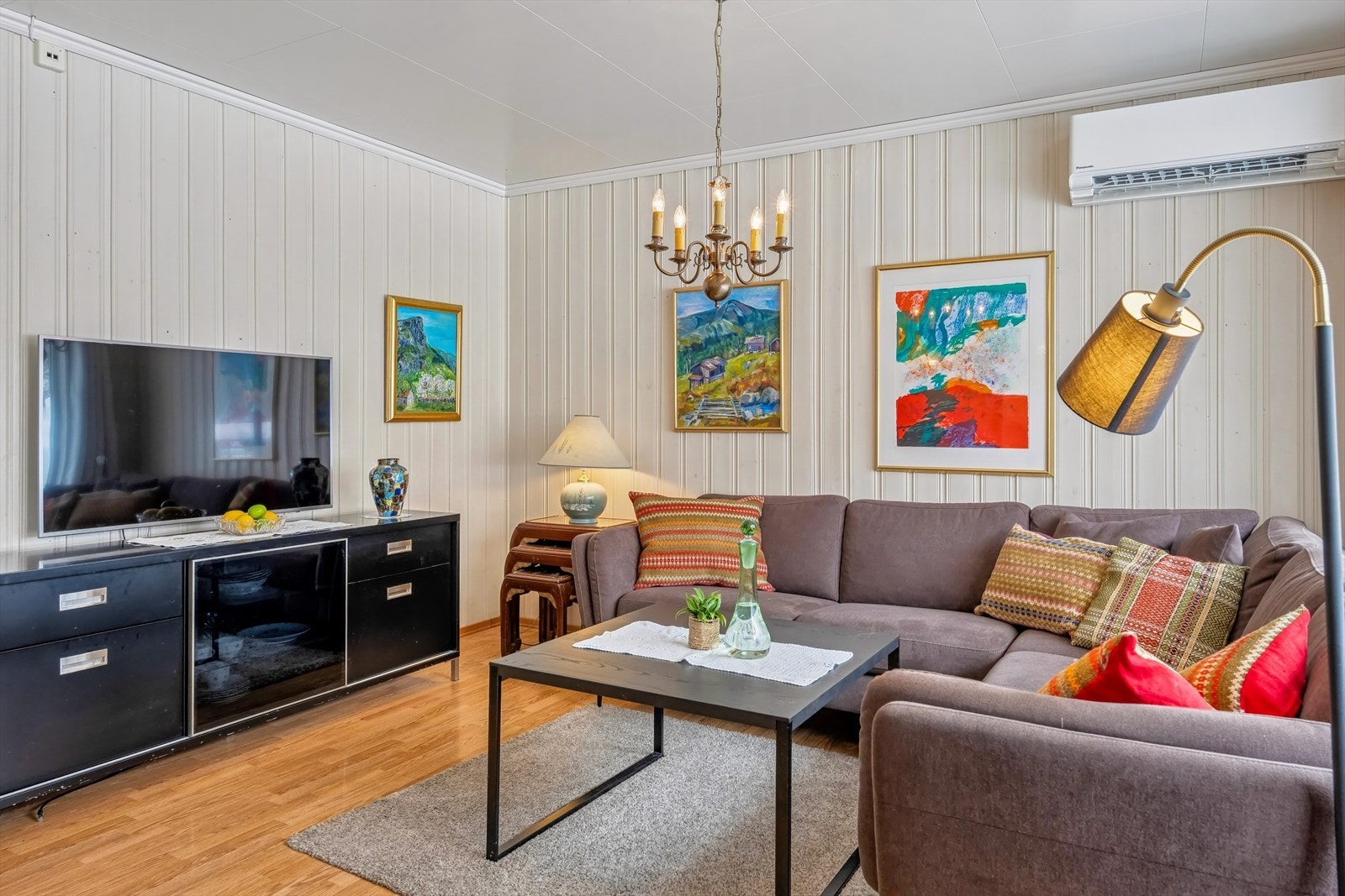 For lun og jevn varme ble det også montert ny varmepumpe i stua i 2025. Galleribilde