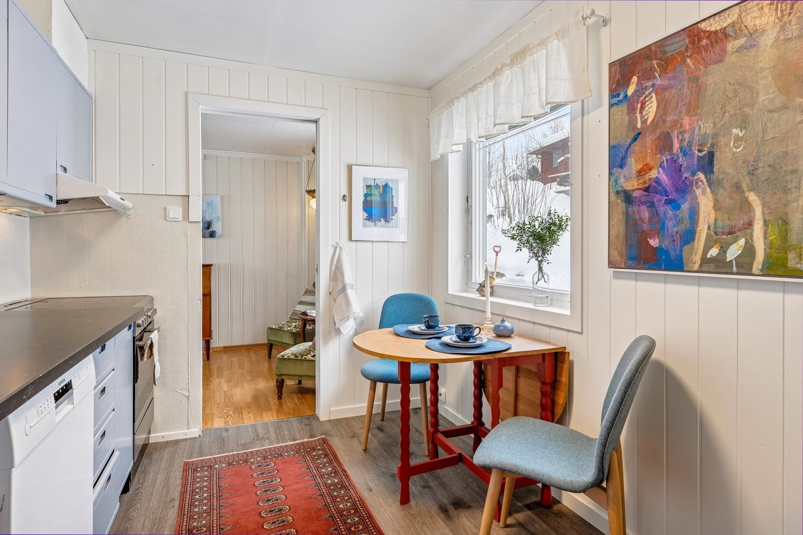 Innredningen har høyskap, over- og underskap, samt benkeplate med nedfelt oppvaskkum. Ventilator og opplegg for oppvaskmaskin. Galleribilde